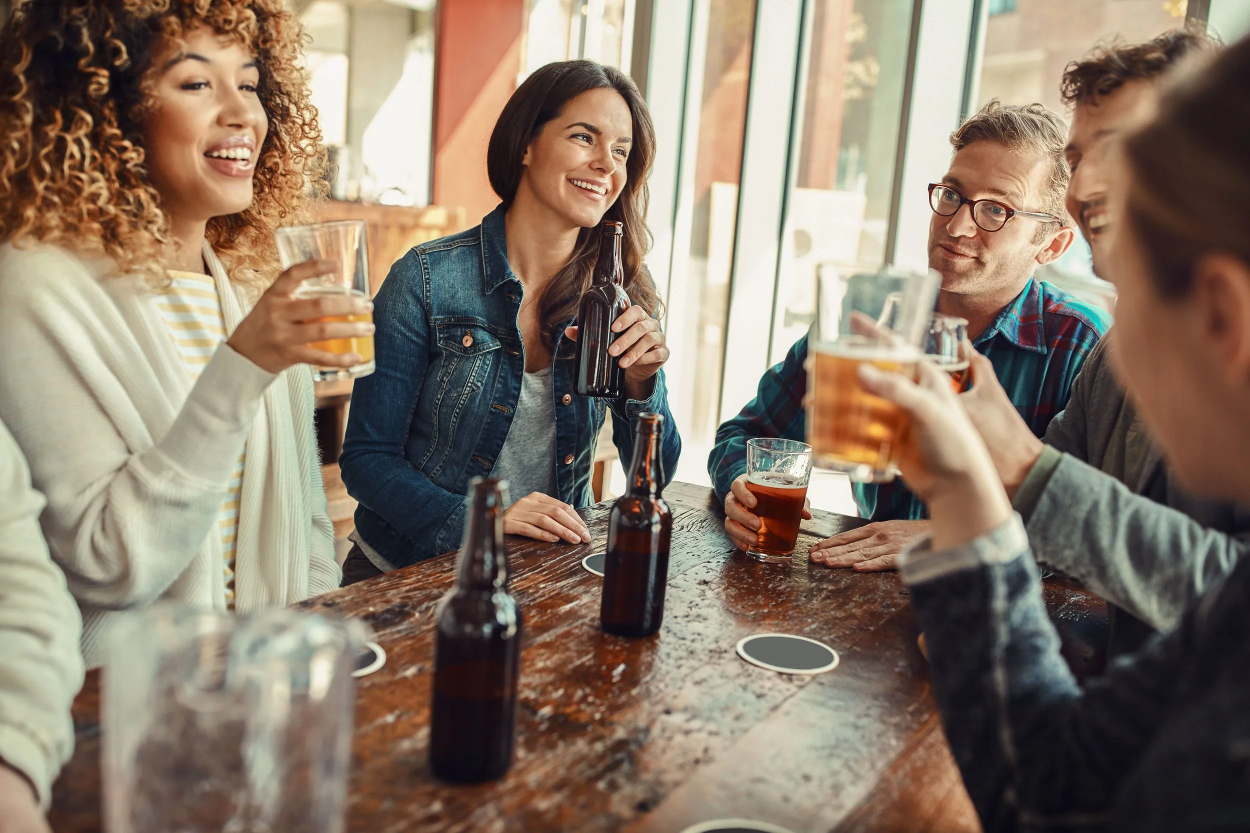 Grupo de amigos disfrutando de bebidas en un bar