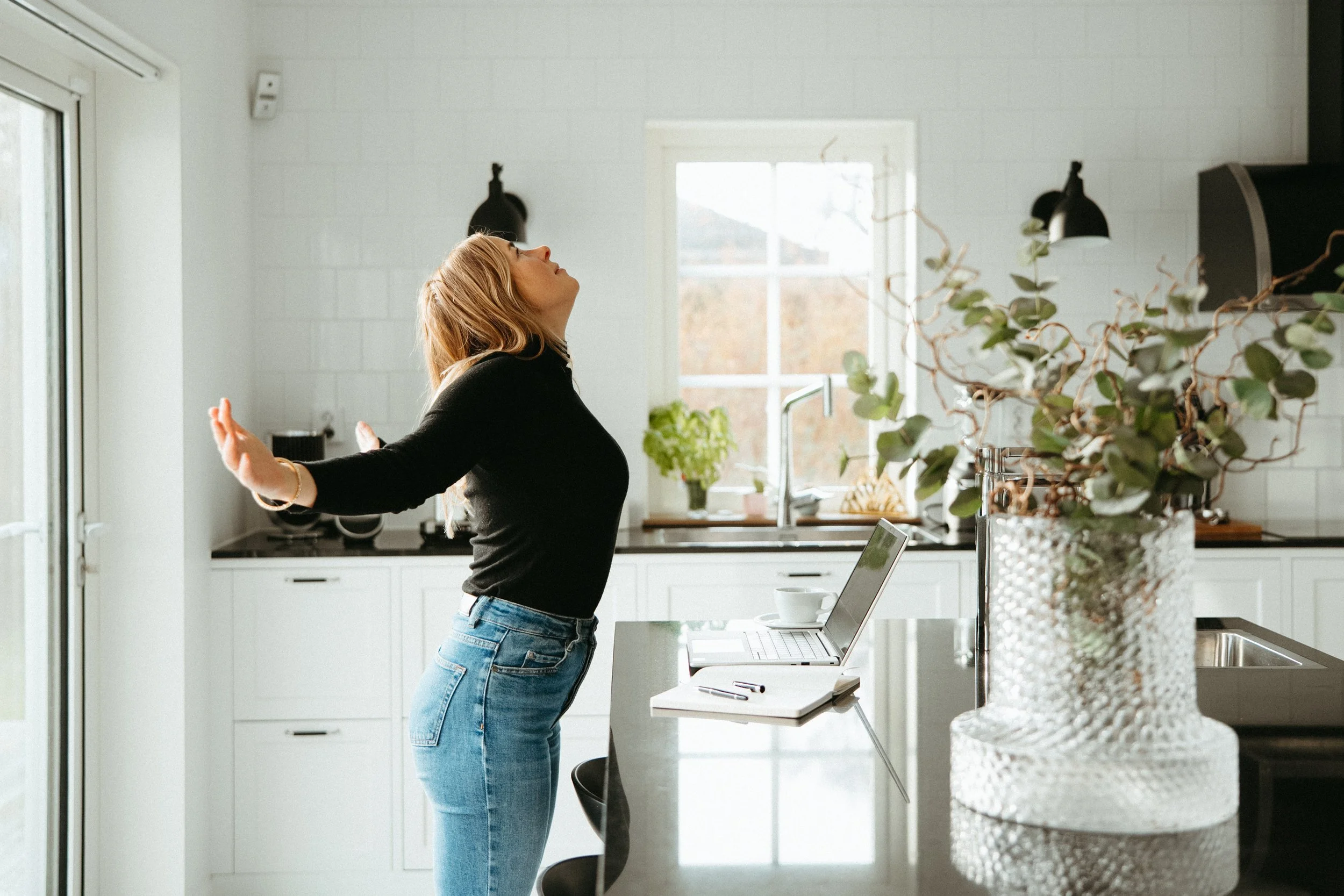 Yoga och rörlighet på arbetsplatsen som främjar återhämtning och minskar stress hos medarbetare.