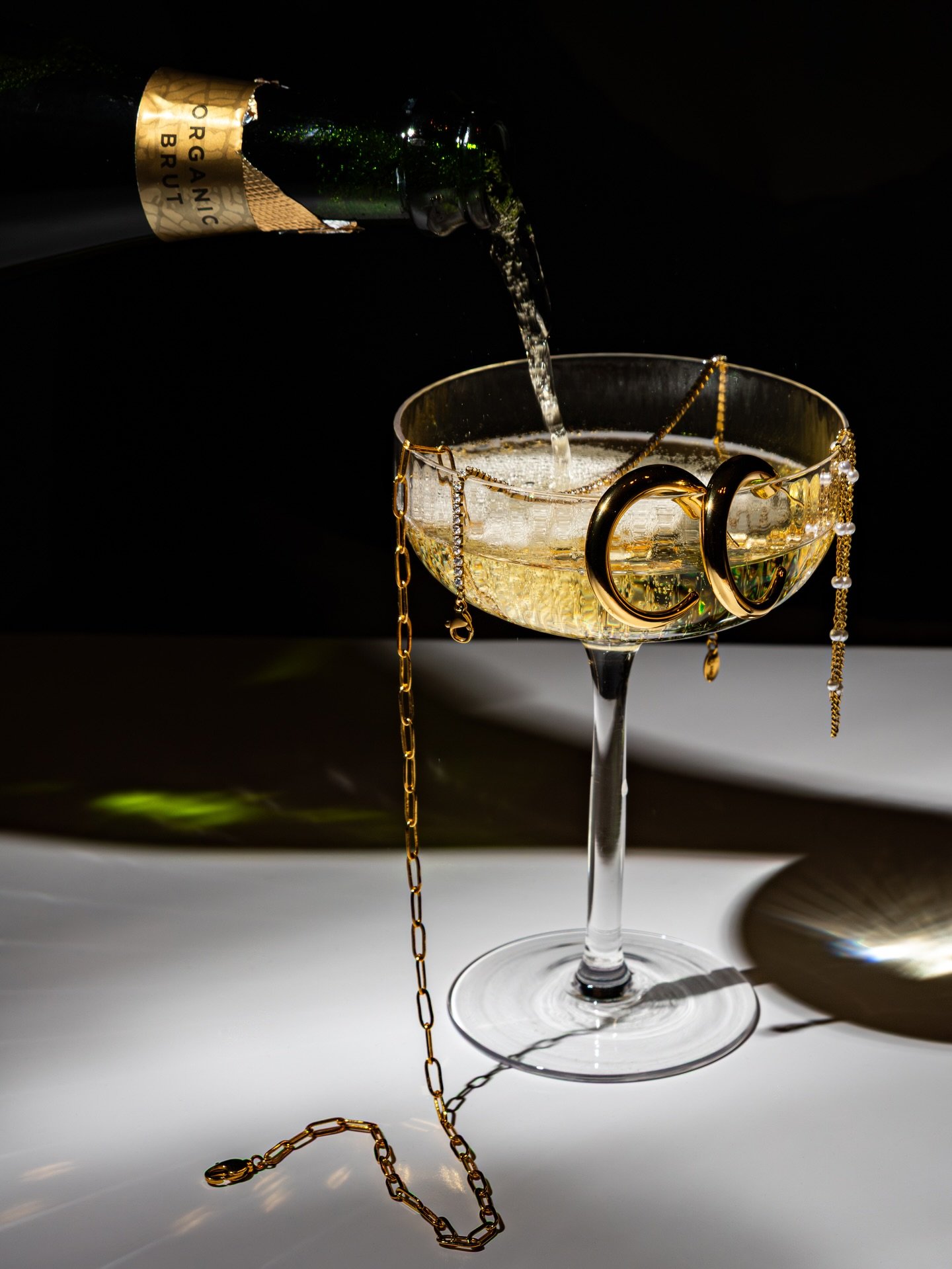 Zo vlak voor de feestdagen daagde ik mezelf uit met een feestelijke shoot: classy en speels, met een vleugje chaos. Precies zoals ik het graag zie. ✨

Proost op warme, gezellige kerstdagen! 🎄 Geniet met de mensen om je heen en een goed glas champagn