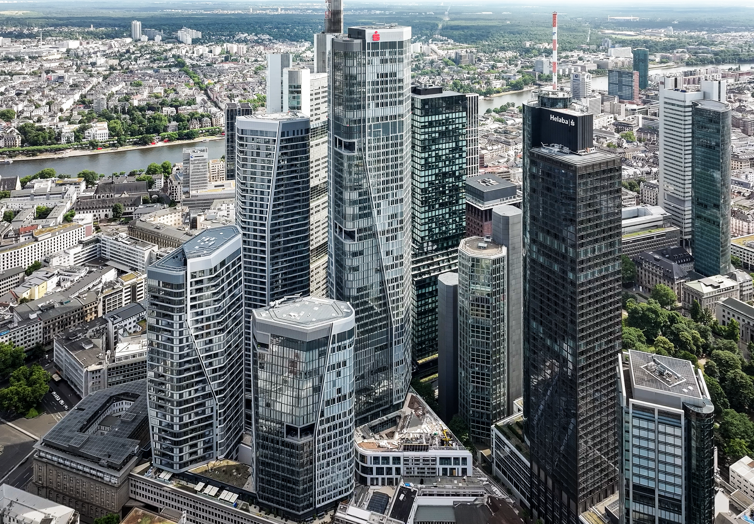 FOUR Frankfurt Drohnenaufnahme des Gebäudeensemble in der Frankfurter Innenstadt