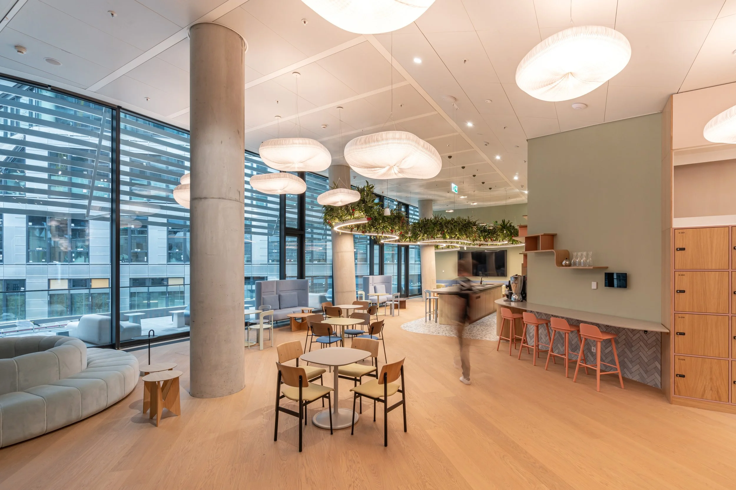 Interiorfotografie im T1 des FOUR Frankfurt Gebäudeensemble, moderne und bunte Inneneinrichtung Cafe Bereich für die MItarbeiter.