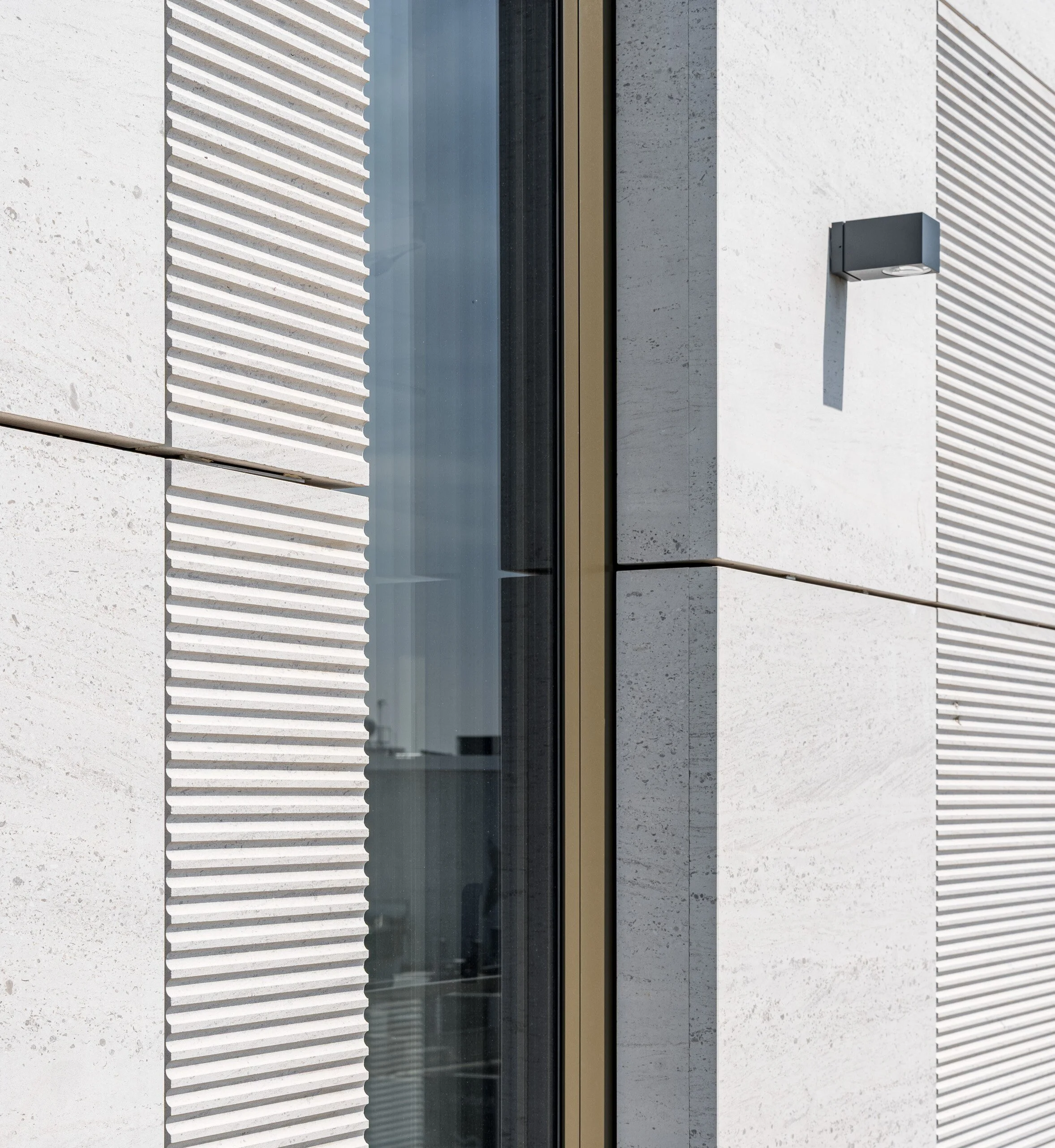 Fassadendetail an einem modernen Geschäftshaus in der koelner Innenstadt
