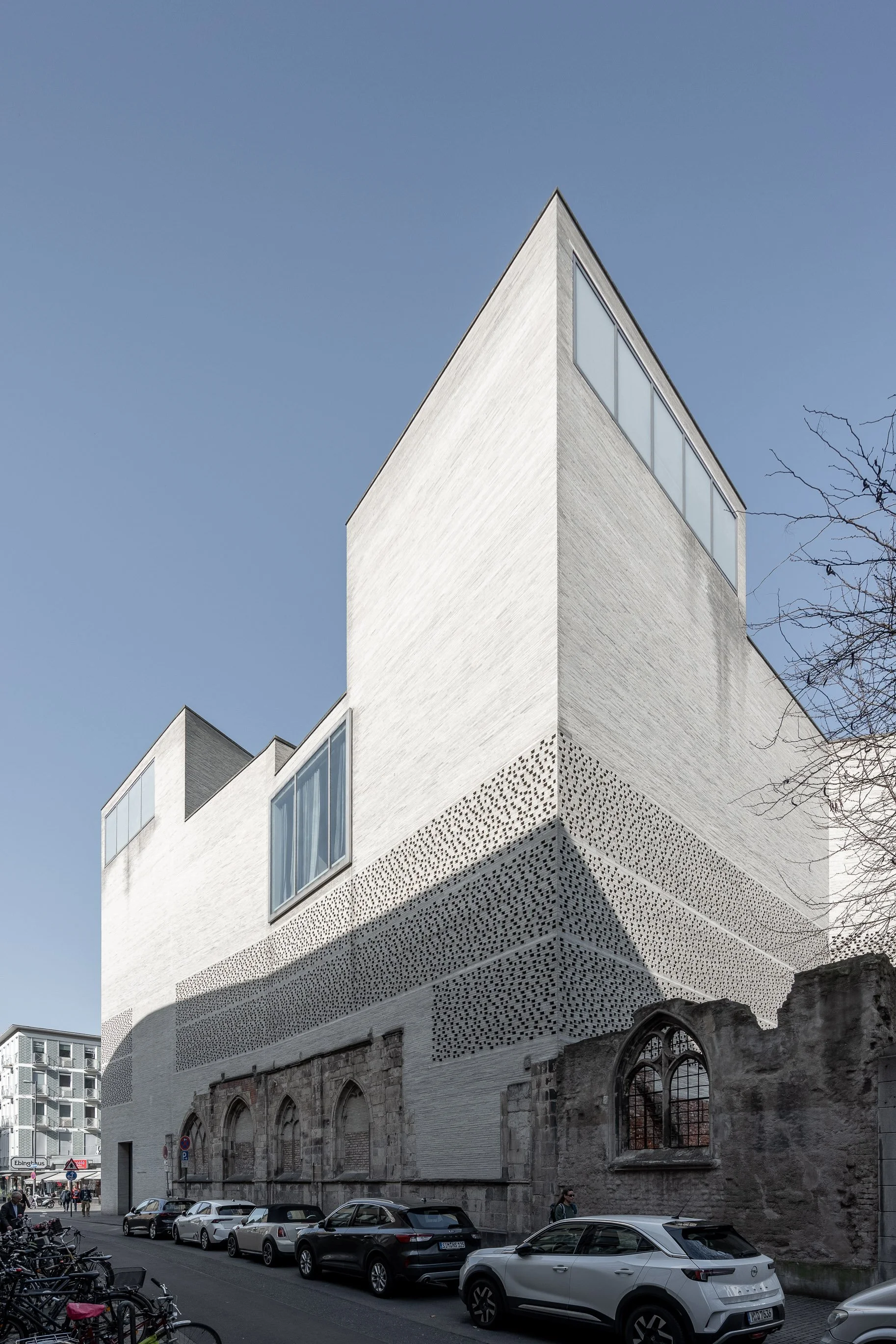 kolumba kunst museum in koeln bei blauen himmel
