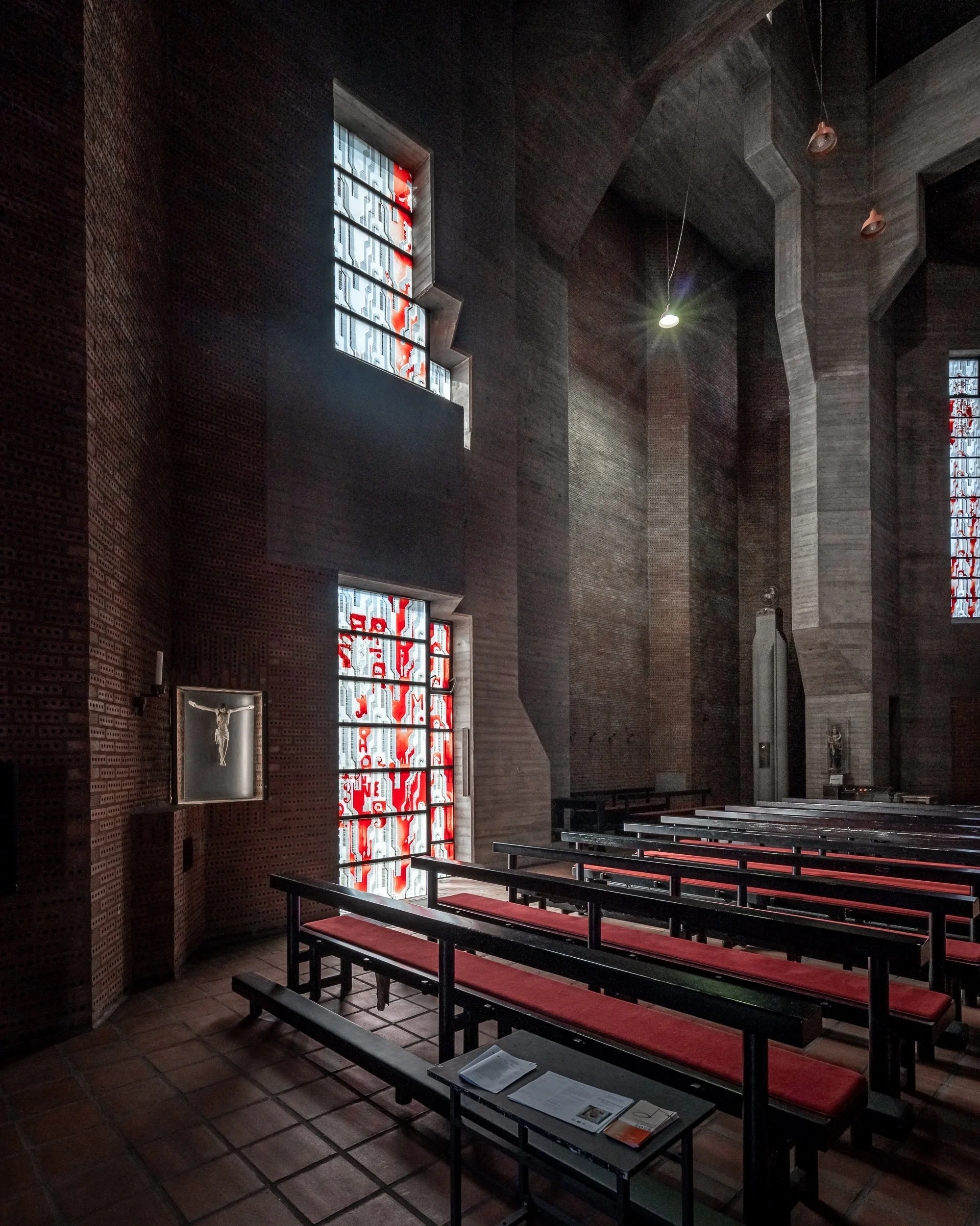 Innenraum mit tageslichteinfall christi auferstehung