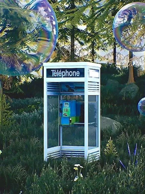 Une cabine téléphonique blanche au centre de l'image, entourée de plusieurs bulles de savon reflétant la végétation environnante, parmi des arbres feuillus.