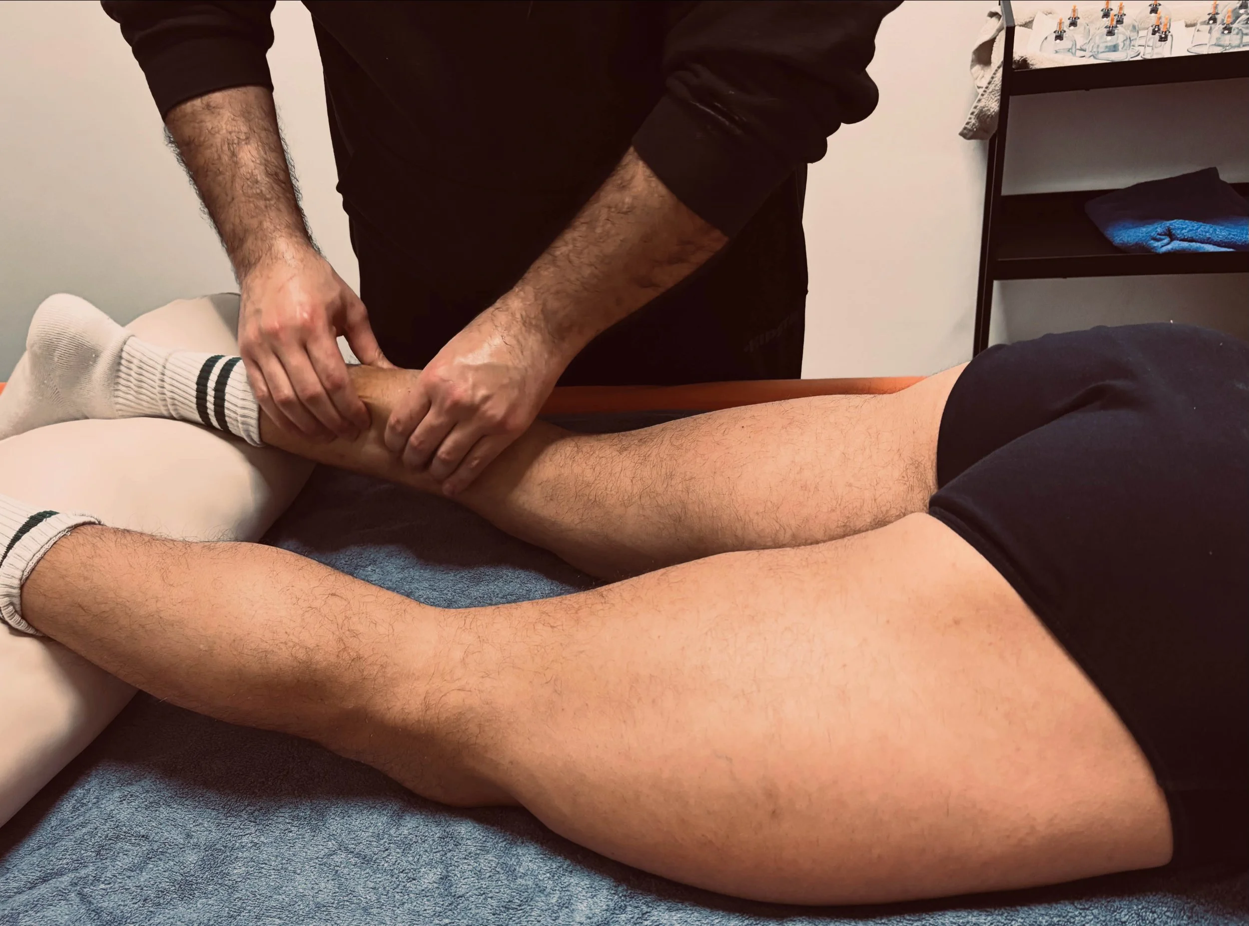 Eine Beinmassage fördert die Durchblutung und unterstützt den Lymphfluss, wodurch sich Muskeln entspannen und schwere oder müde Beine gelindert werden. Sie wirkt wohltuend, lockernd und kann das allgemeine Wohlbefinden steigern.