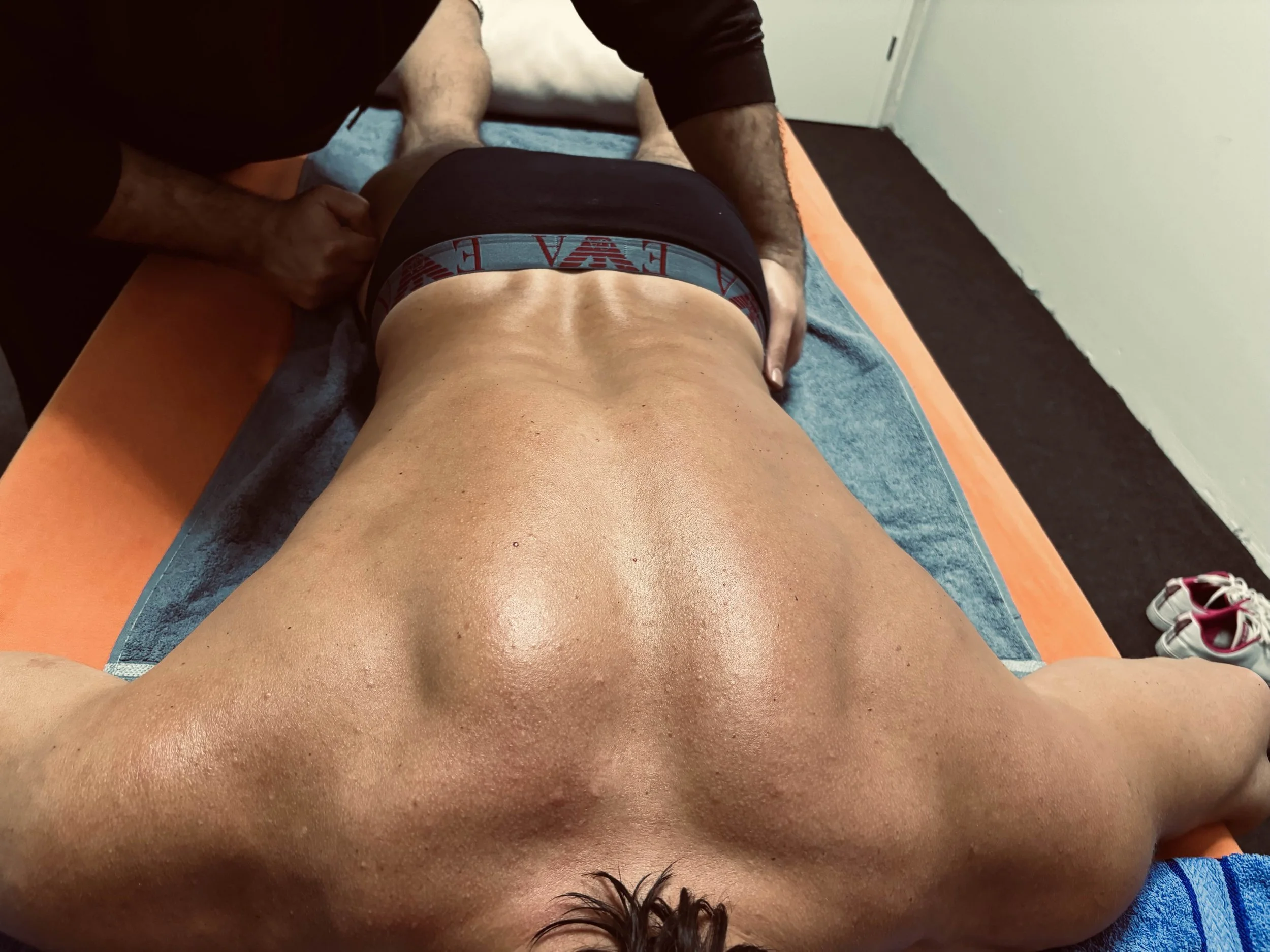 Eine Beinmassage fördert die Durchblutung und unterstützt den Lymphfluss, wodurch sich Muskeln entspannen und schwere oder müde Beine gelindert werden. Sie wirkt wohltuend, lockernd und kann das allgemeine Wohlbefinden steigern.