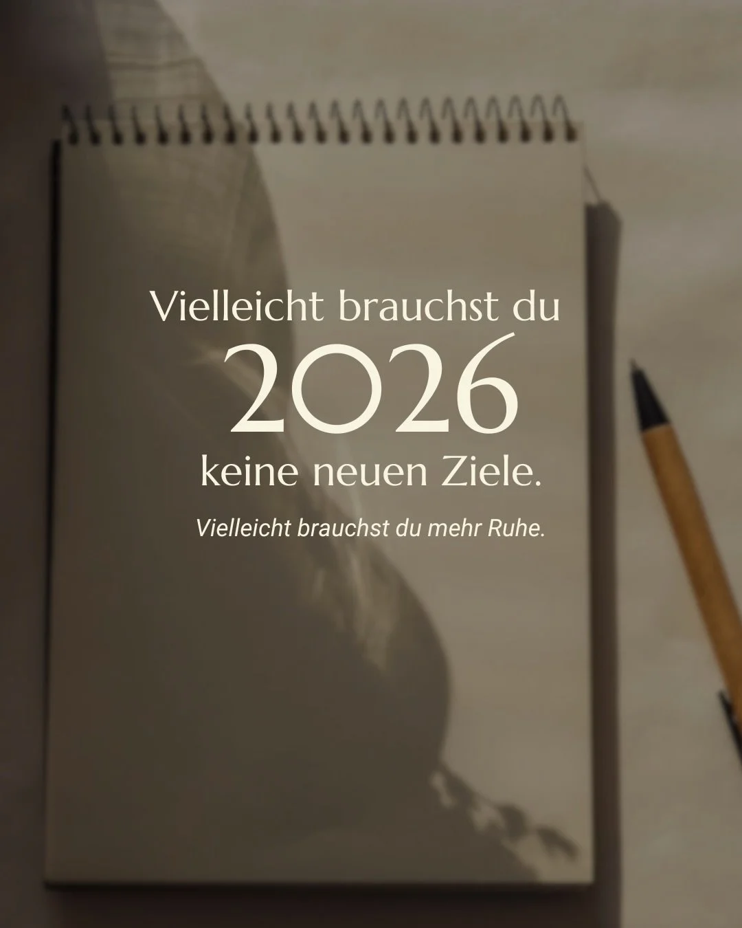 Nicht alles im Leben l&auml;sst sich &bdquo;durchziehen&ldquo;.
Manches darf sich entspannen.
Ayurveda hilft dir, wieder mit deinem K&ouml;rper zu arbeiten &ndash; nicht gegen ihn. ✨