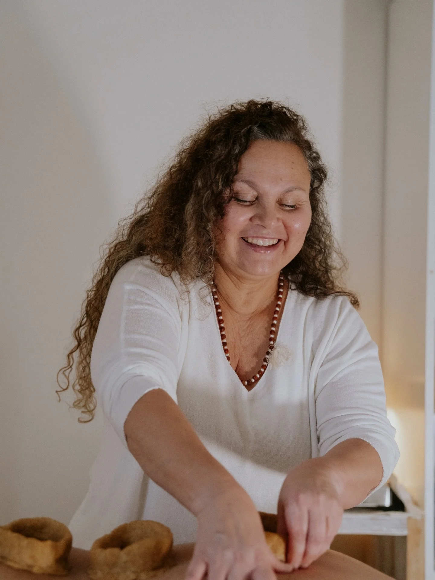 Eine ayurvedische Behandlung ist mehr als nur Wellness: sie kann ein bewusster Moment sein, um innezuhalten, den K&ouml;rper wahrzunehmen und dem eigenen System etwas Gutes zu tun. Finde die Behandlung, die zu dir passt, auf meiner Website claudiatan