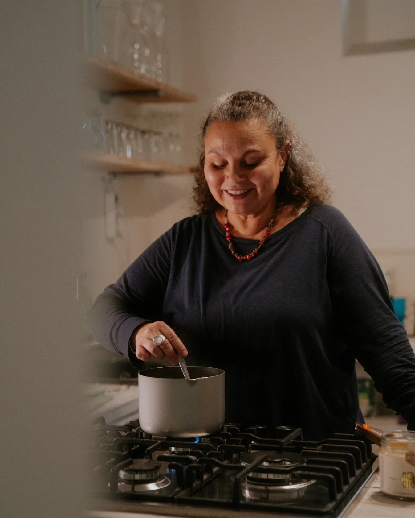 F&uuml;r mich selbst zu kochen ist mehr als nur eine Mahlzeit zuzubereiten. Es ist ein Moment, in dem ich langsamer werde, bei mir ankomme und meinem K&ouml;rper zuh&ouml;re. Im Ayurveda beginnt Balance oft genau hier: mit bewussten, n&auml;hrenden E