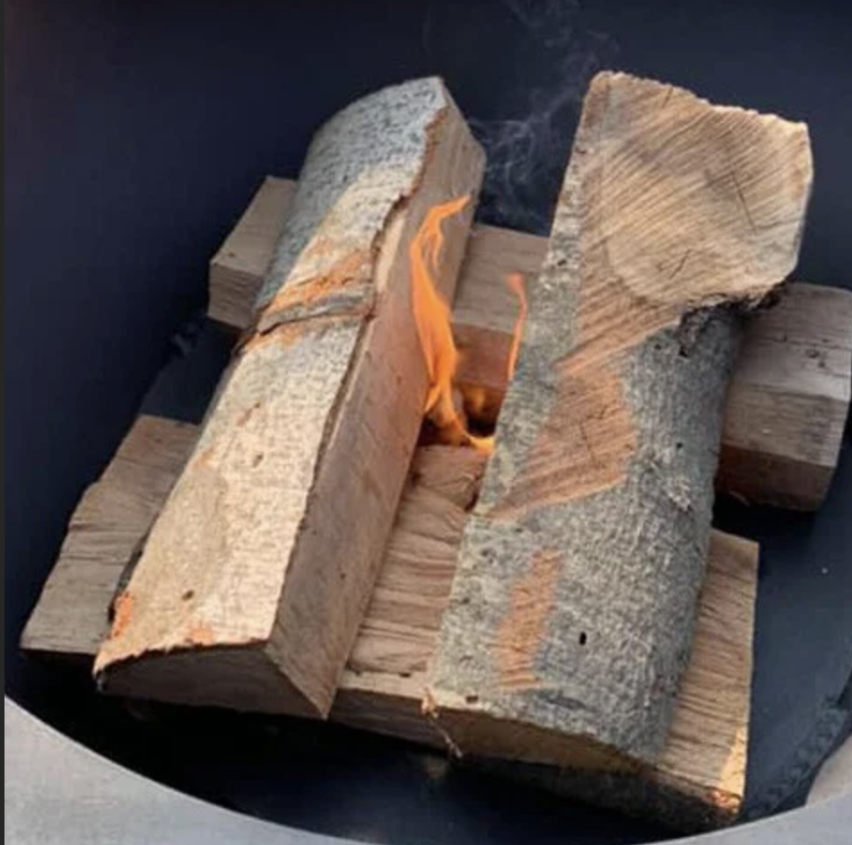 Gespannen houtblok met een smalle smelttonde vlam die uit een gat in het hout komt.  #chefvandenberghe , chef van den berghe , private dining, private chef aan huis