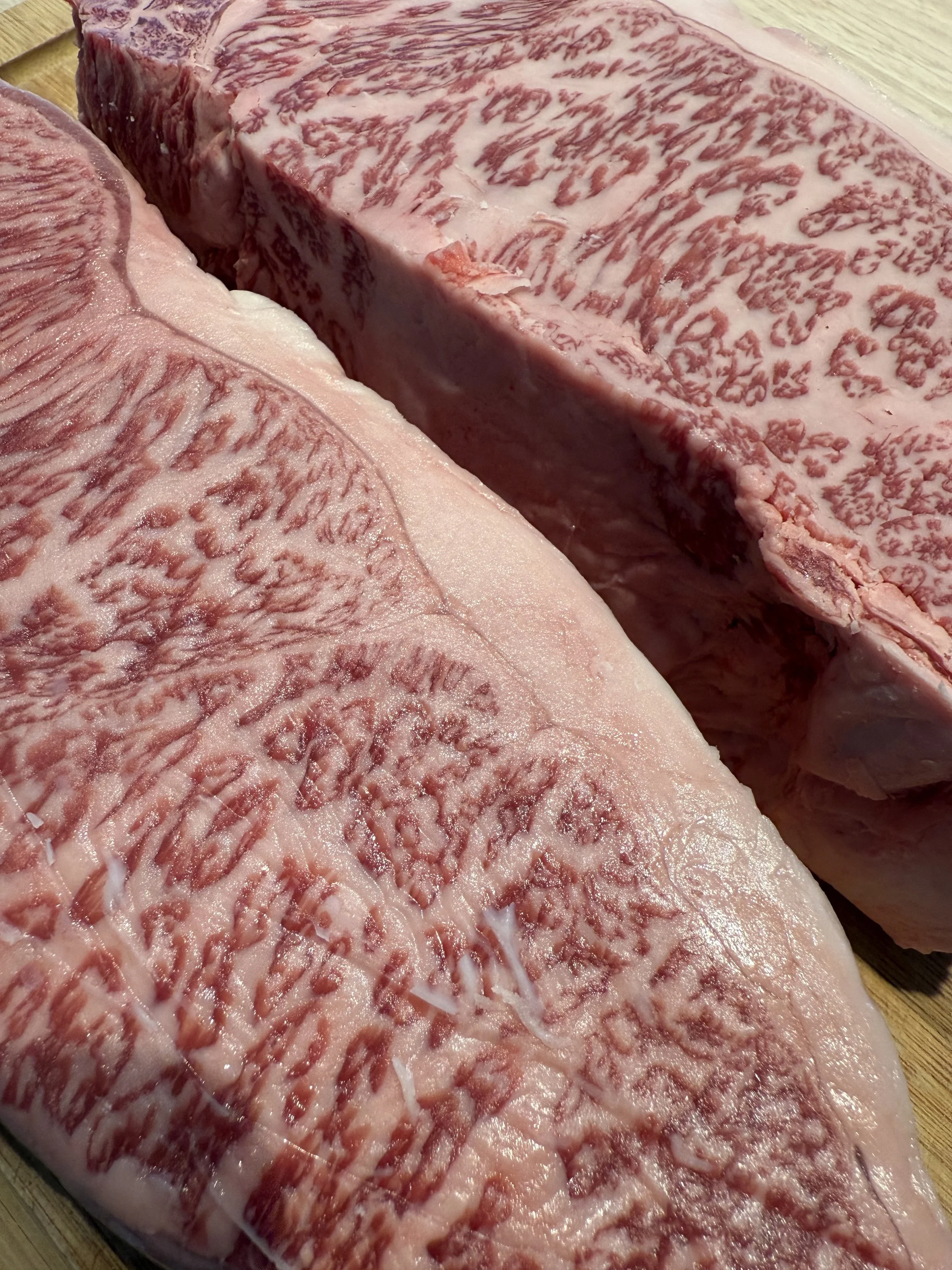 Dichtbij foto van twee grote stukken rundvlees met marmering. #chefvandenberghe , chef van den berghe , private dining, private chef aan huis