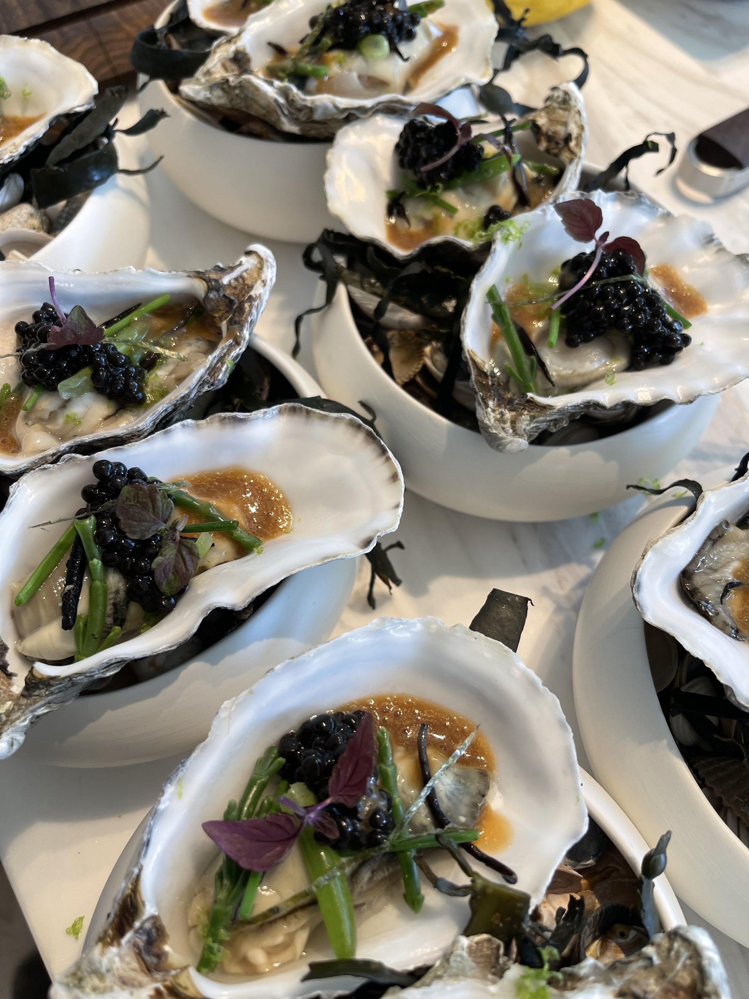 Hardeeschotels met een topping van zwarte kaviaar, groene kruiden en een saus. #chefvandenberghe , chef van den berghe , private dining, private chef aan huis