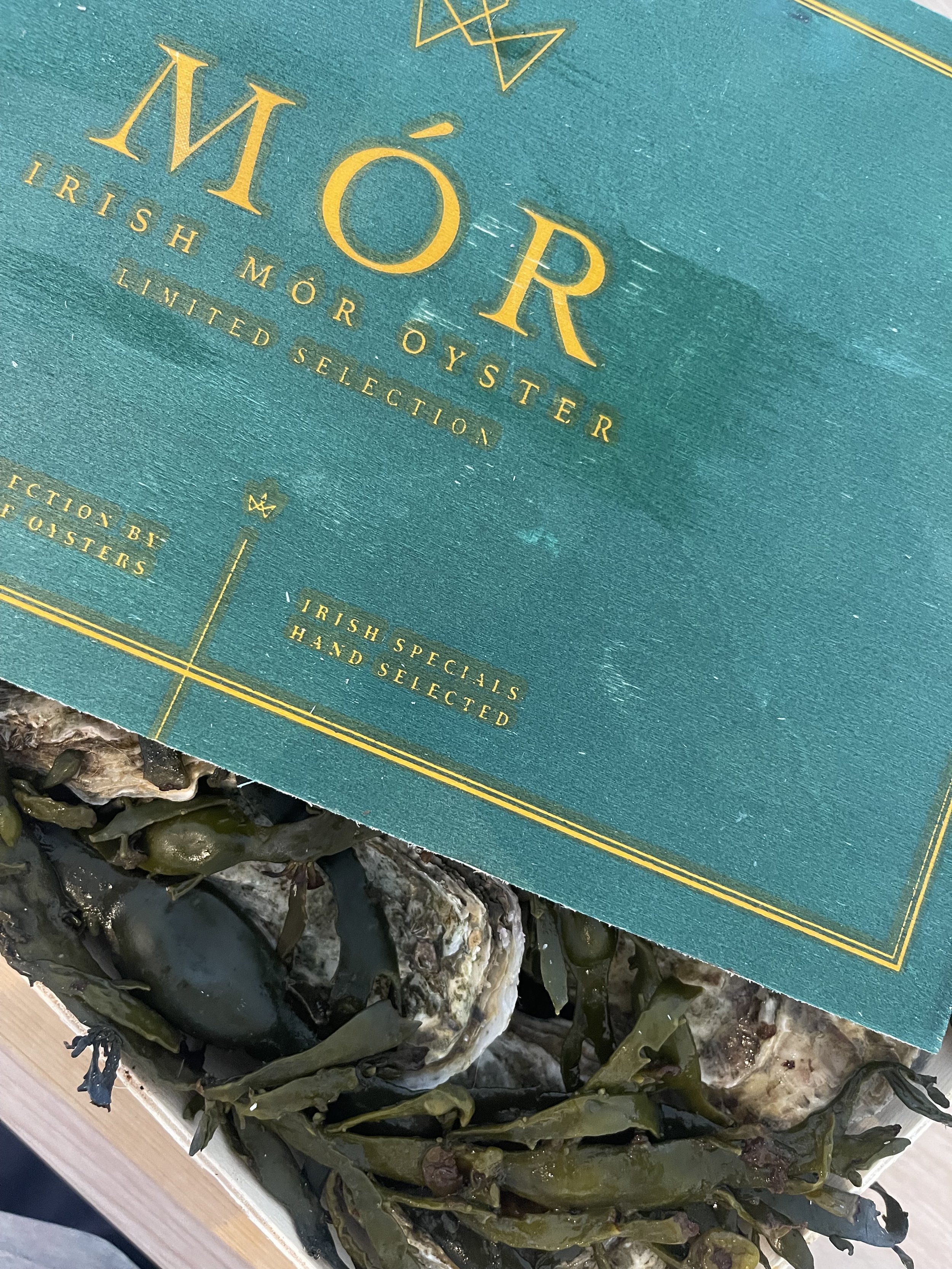 Verpakking van Ierse mosselen met zeewier eromheen. #chefvandenberghe , chef van den berghe , private dining, private chef aan huis