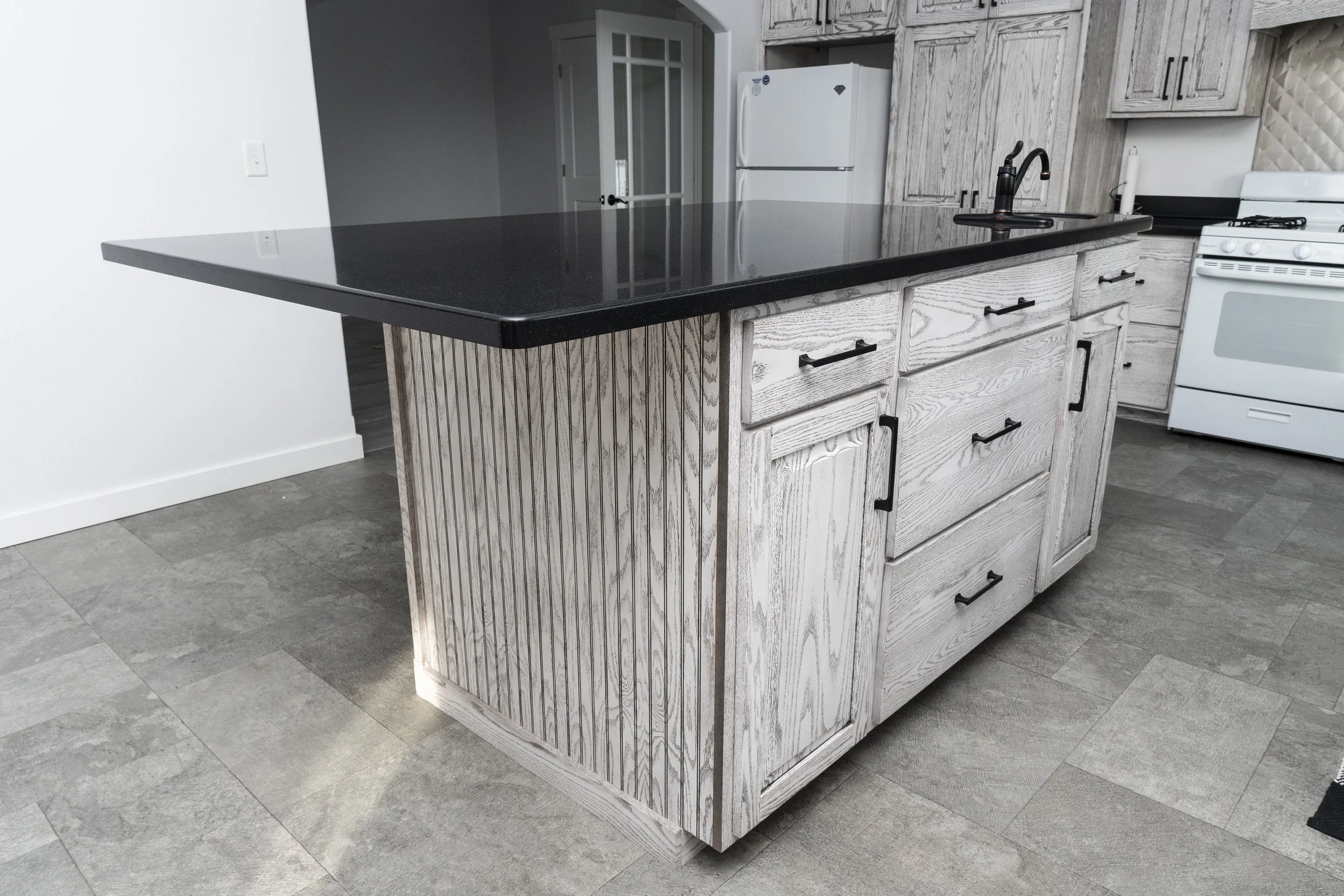 Kitchen_Red Oak, White Paint, Nuthatch Tincture (9362).jpg