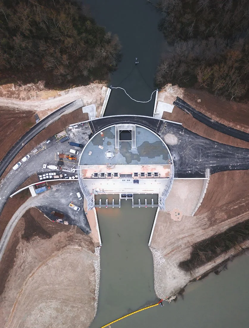 Vue aérienne technique (Top-down) d'un barrage ou d'une écluse en travaux. Inspection d'ouvrage d'art par drone.