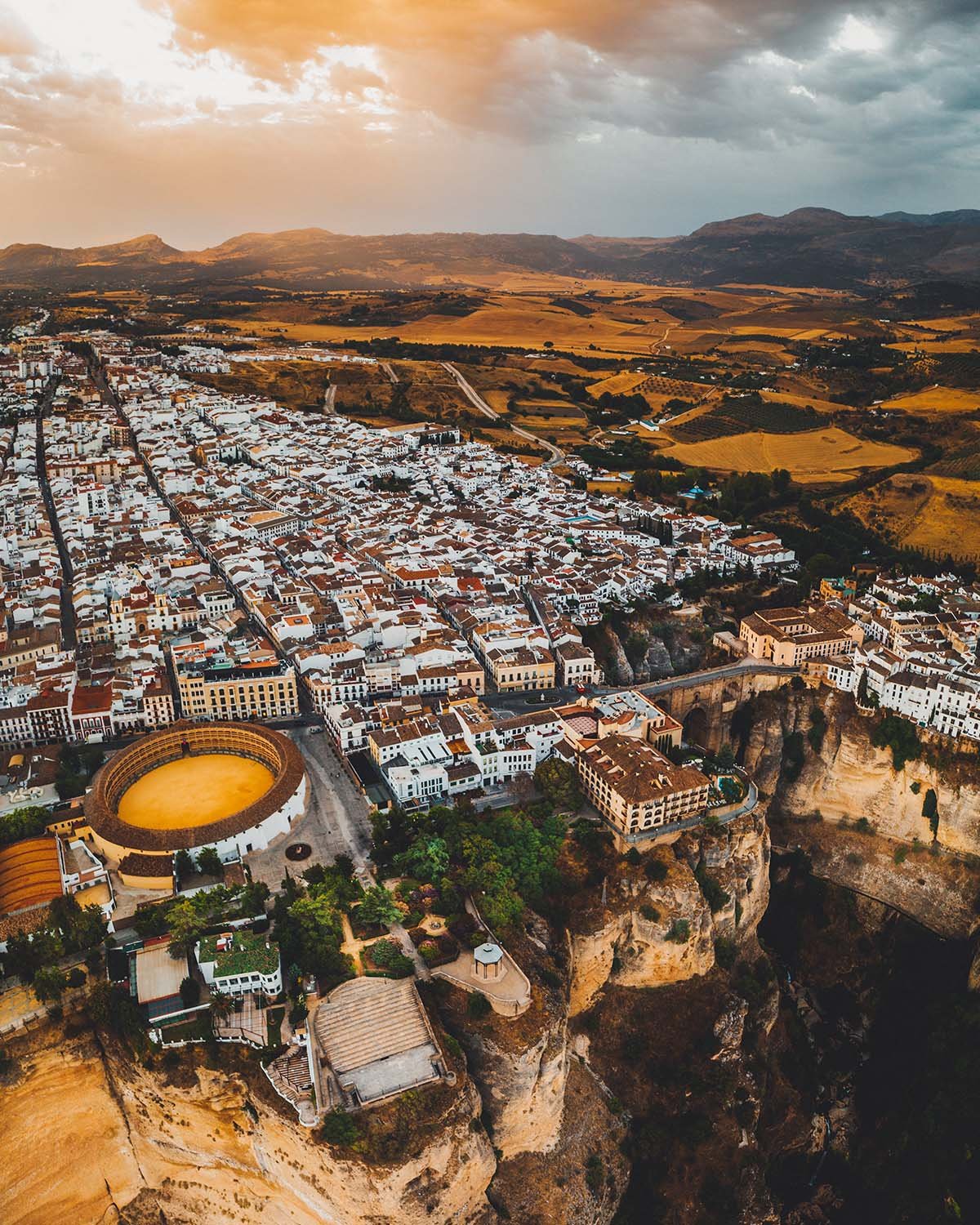 La cité vertige. Ronda s'accroche au précipice, coupée en deux par le gouffre spectaculaire du Tajo.