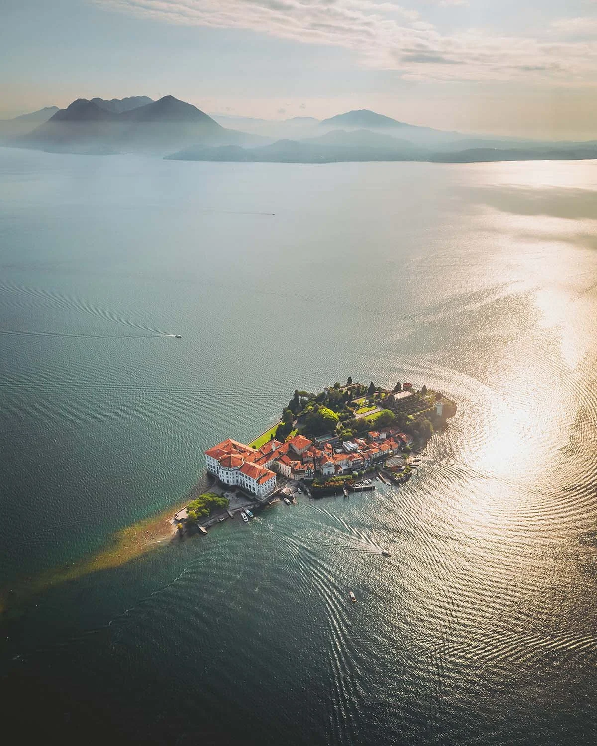 Un palais sur l'eau. L'Isola Bella et ses jardins en terrasse flottant sur la brume du Lac Majeur.