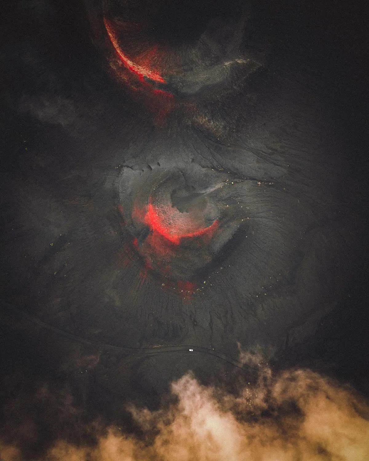 Vue aérienne verticale (top-down) impressionnante montrant l'alignement de trois cratères volcaniques le long de la piste F208 dans les Hautes Terres d'Islande.