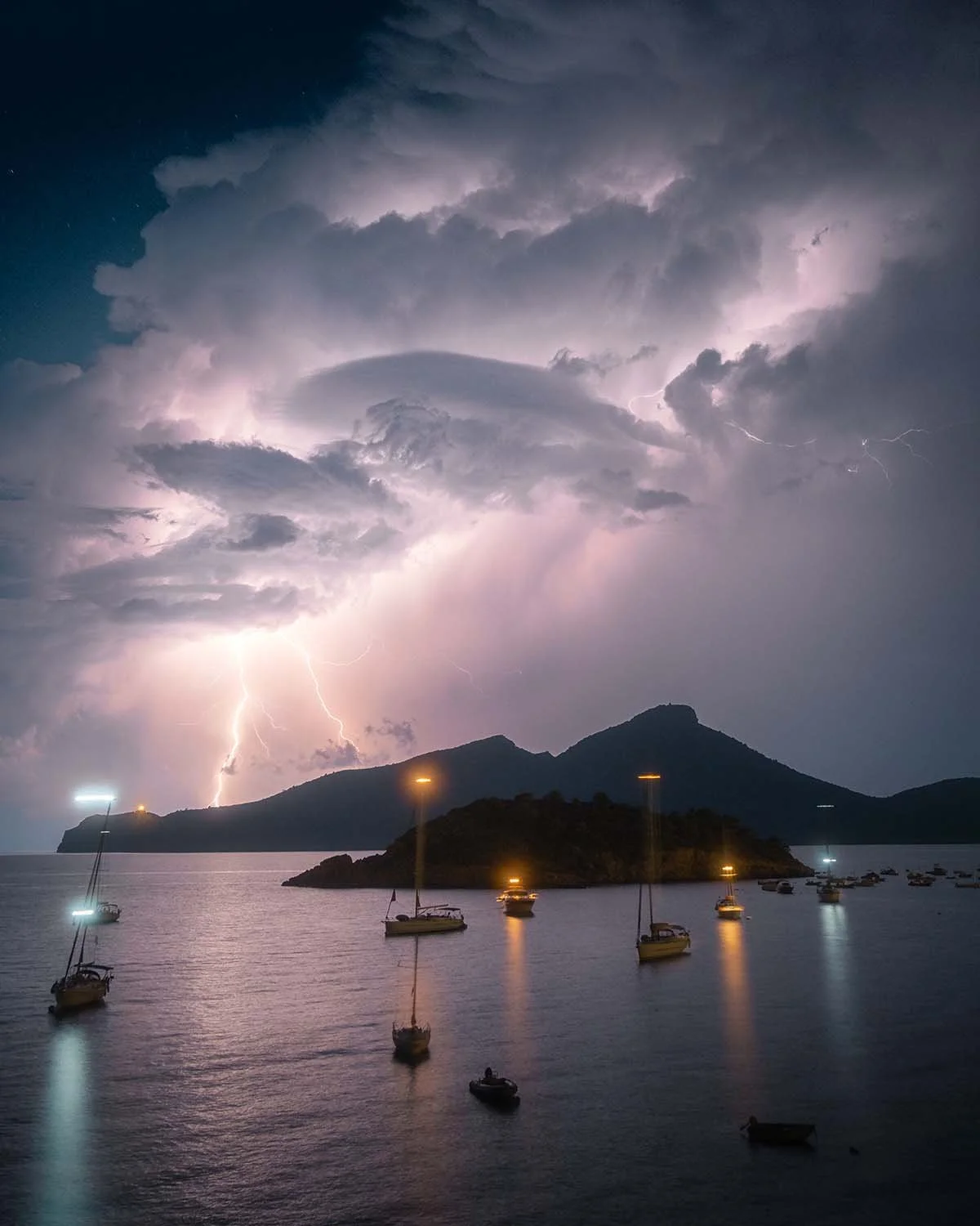 Ambiance dramatique et ciel menaçant au-dessus de l'île de Sa Dragonera à Majorque lors d'un orage. Photographie de paysage fine art contrastée.