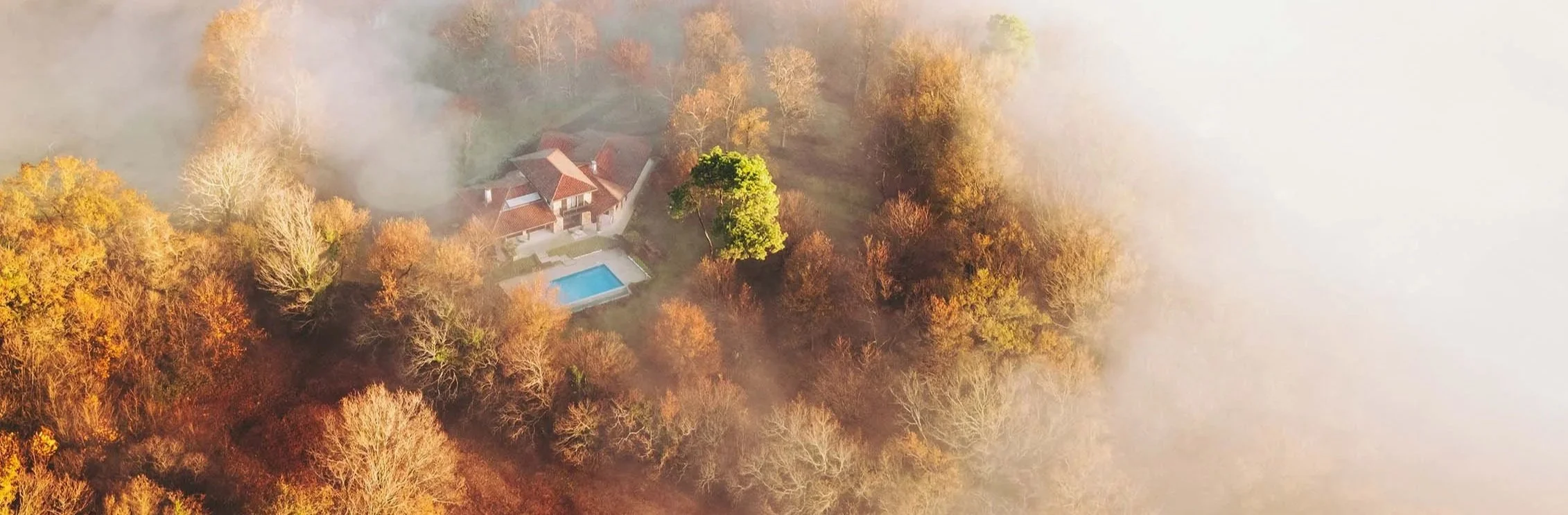 Prestation de photographie aérienne par drone pour la mise en valeur de l'immobilier de luxe, de l'hôtellerie et du patrimoine en France. Vue du ciel artistique, idéale pour les agences immobilières, architectes et promoteurs