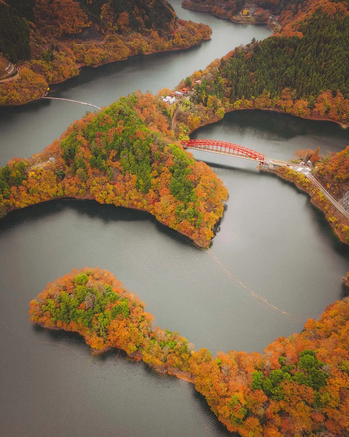 Vue aérienne drone gare Okuoikojo Station Oigawa Railway ligne Ikawa. Gare isolée sur île lac barrage Nagashima pont rouge ferroviaire paysage spectaculaire Shizuoka tourisme insolite train.