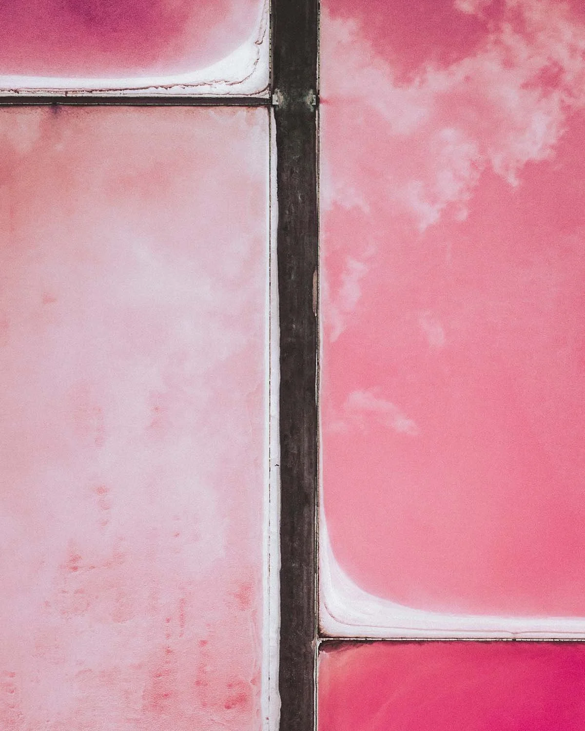 Cristallisation. Le soleil évapore l'eau et laisse derrière lui ces croûtes de sel.