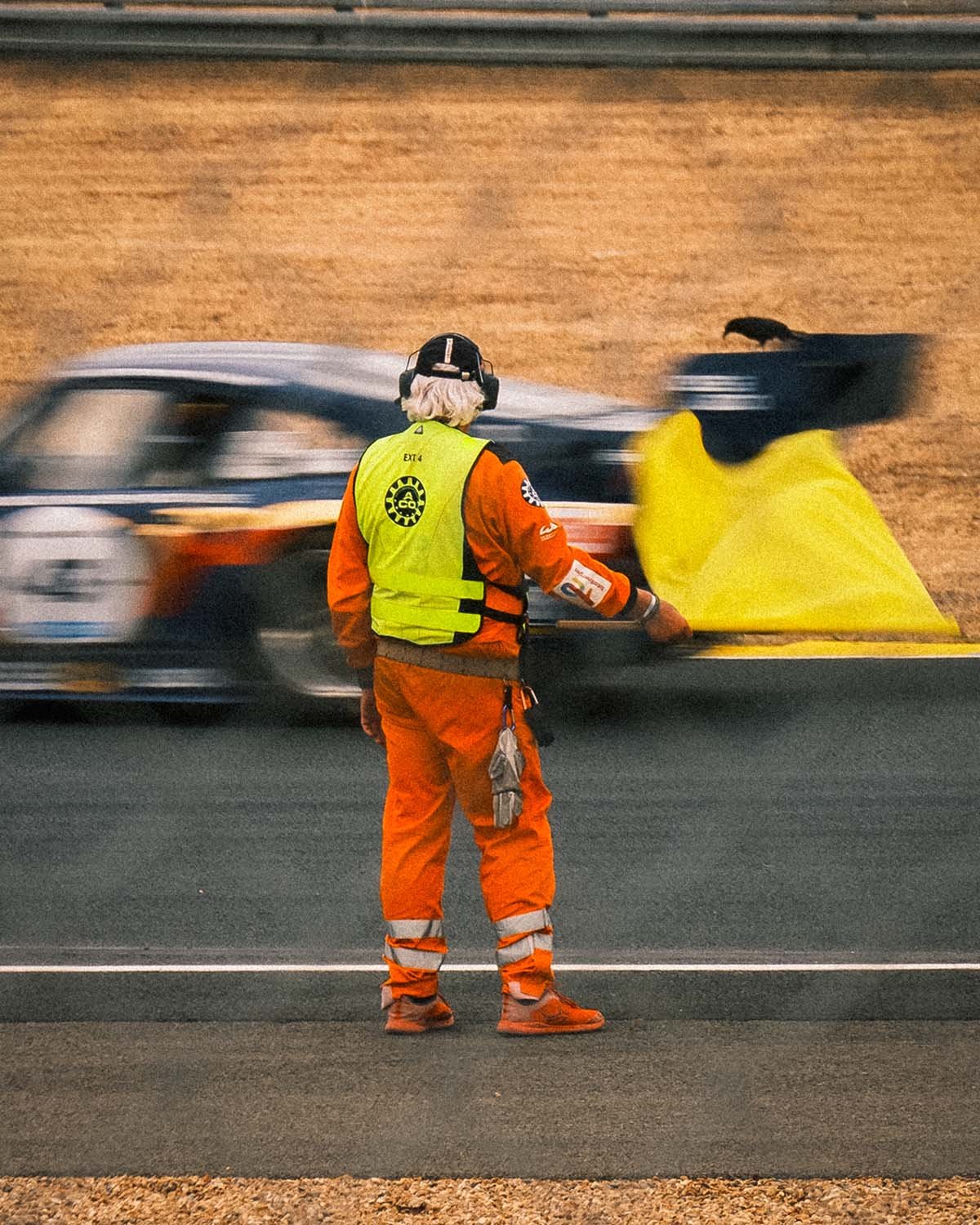 Ambiance unique et mécanique de précision dans les paddocks du Le Mans Classic. Immersion dans l'événement automobile historique incontournable.