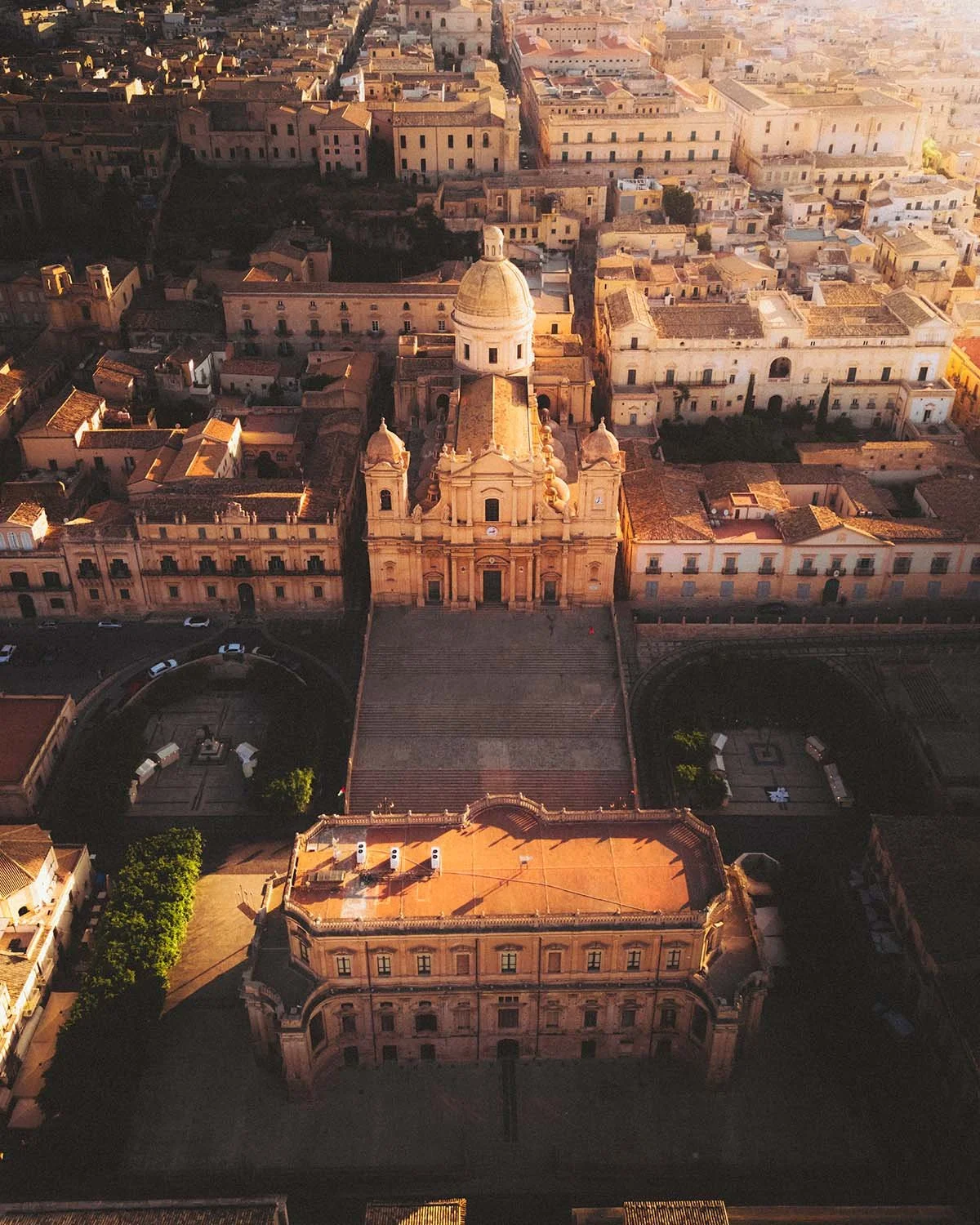 La majestueuse Cathédrale de San Nicolò à Noto, chef-d'œuvre de l'architecture baroque sicilienne classé à l'UNESCO, baignée de lumière dorée.