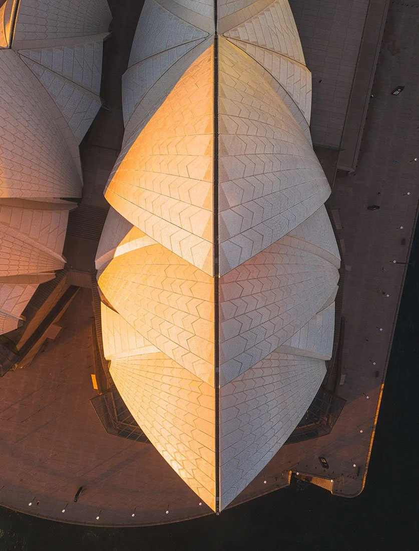 Vue aérienne graphique mettant en valeur la texture et la géométrie des toits de l'Opéra de Sydney. Portfolio voyage et architecture internationale de Dimitri Weber, photographe basé à Paris.