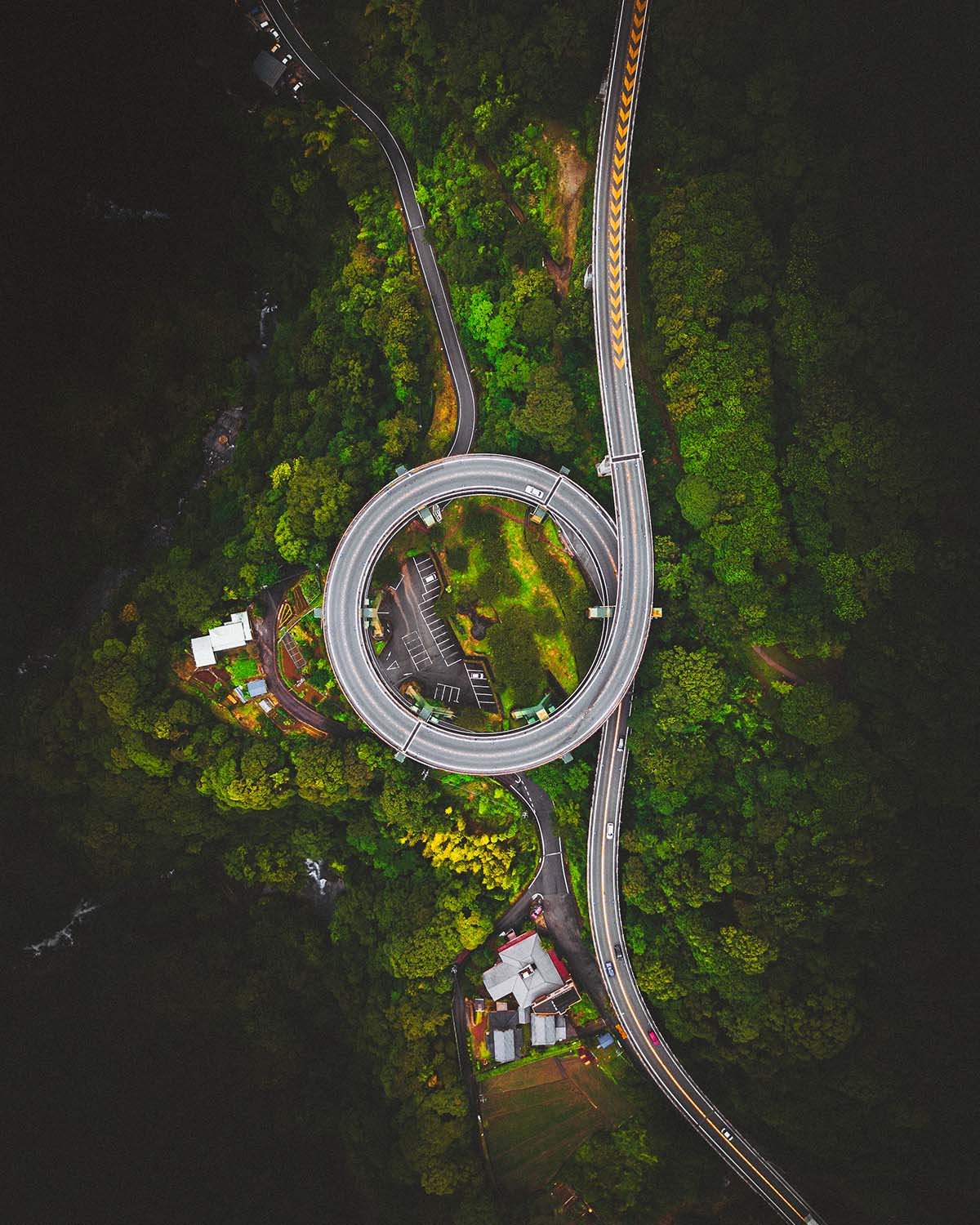 Architecture vertigineuse au cœur de la péninsule d'Izu. La route s'enroule sur elle-même pour vaincre le dénivelé.