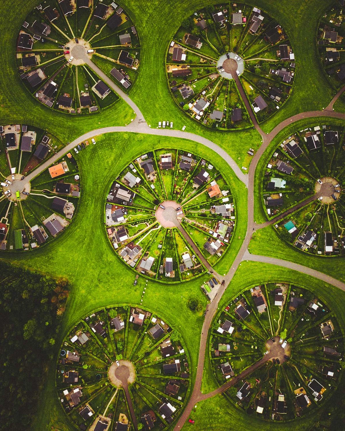 Géométrie sociale. L'urbanisme unique des jardins circulaires de Brøndby vu du ciel.