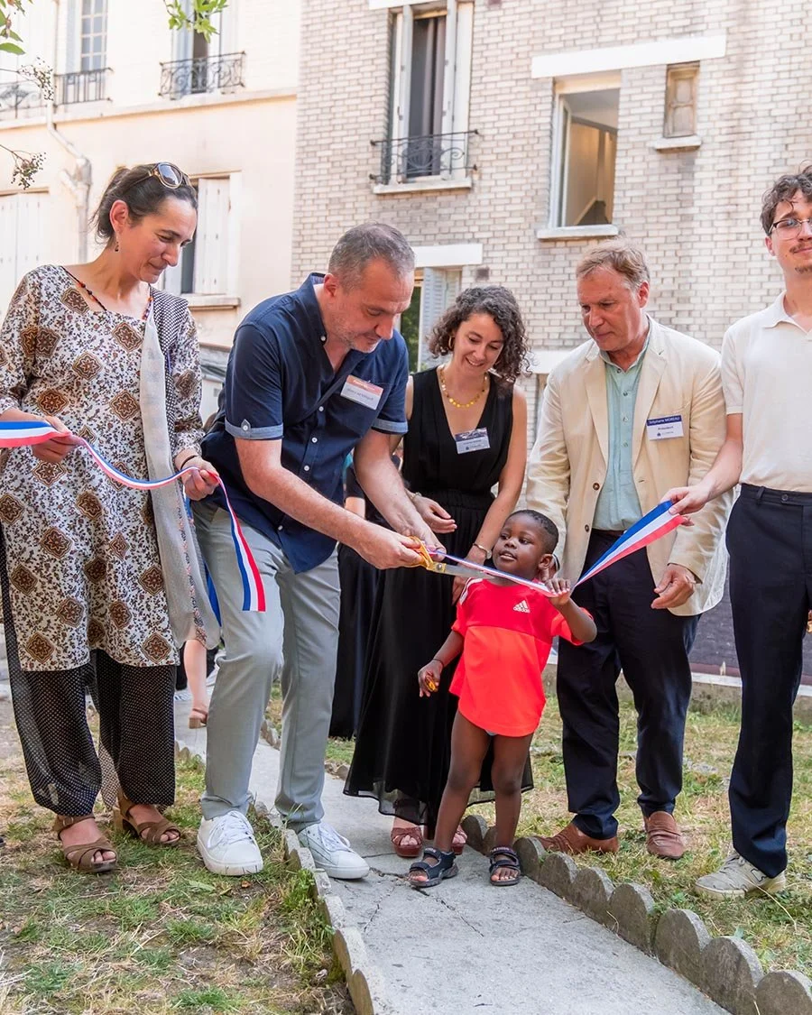 Cérémonie officielle d'inauguration avec coupe du ruban tricolore en présence d'enfants et d'officiels. Reportage pour collectivités, bailleurs sociaux et événements RSE.