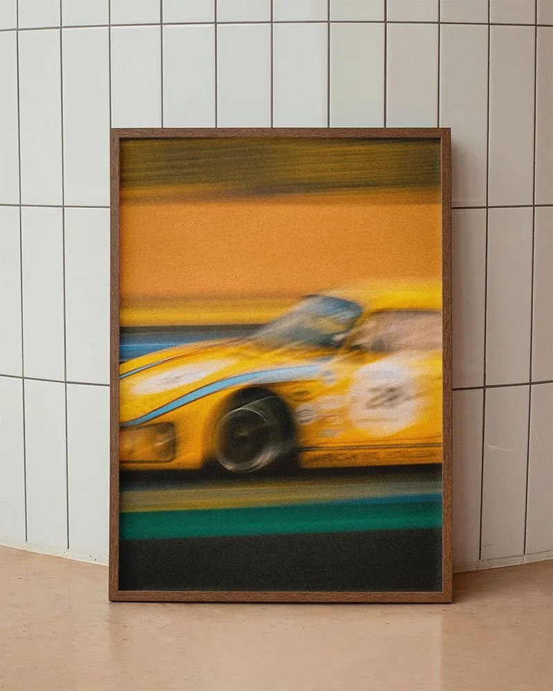 affiche-art-automobile-vintage-le-mans-voiture-jaune-bureau-moderne.jpg