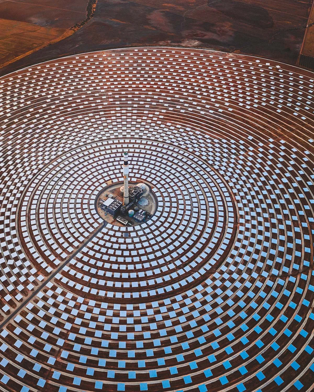 L'œil du futur. Des milliers de miroirs vénèrent la tour centrale, transformant le soleil andalou en énergie pure.