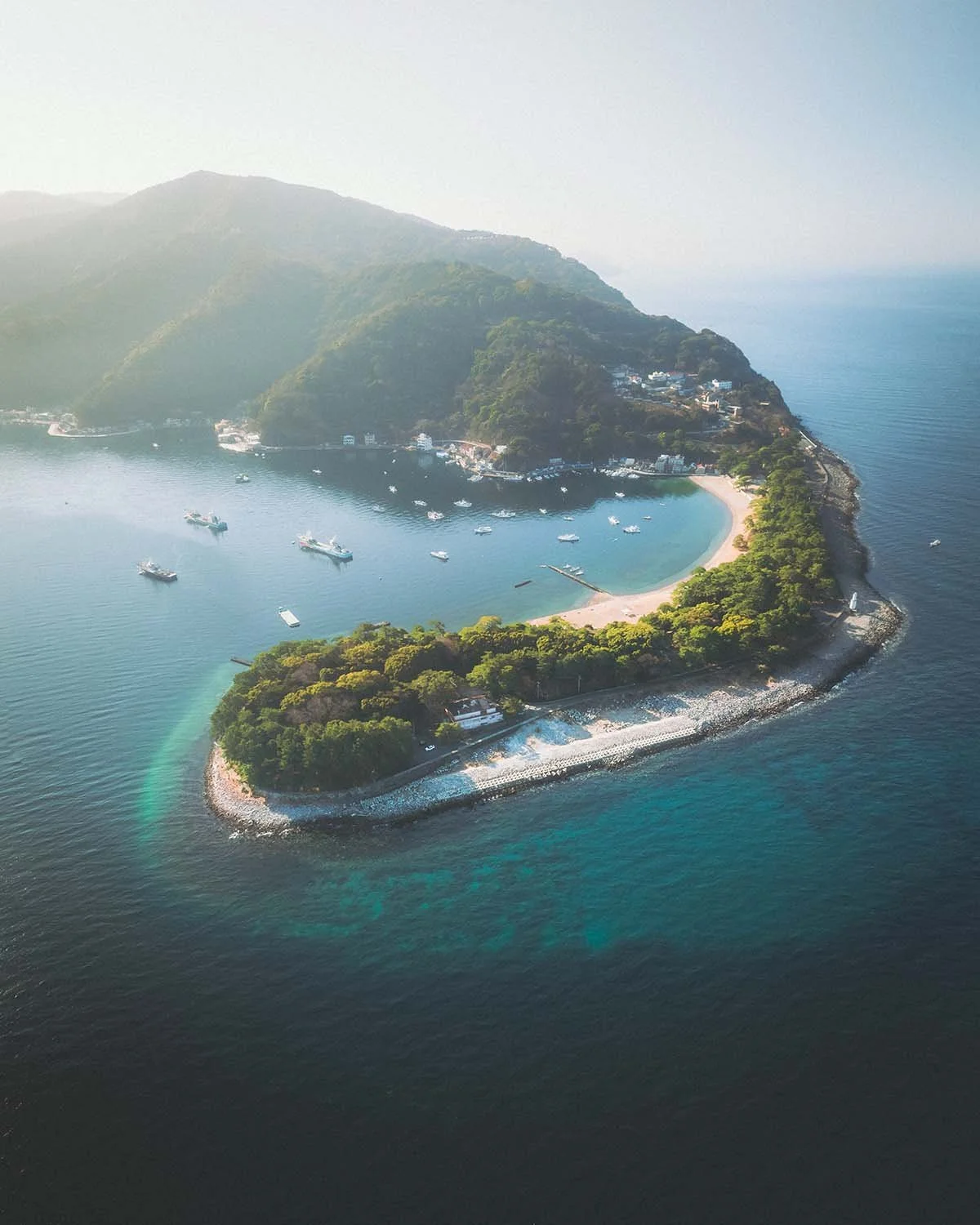 Vue aérienne spectaculaire du Cap Mihama (Mihama Misaki) à Heda : une flèche de sable courbée couverte de pins s'avançant dans la baie de Suruga. Spot caché de la péninsule d'Izu.