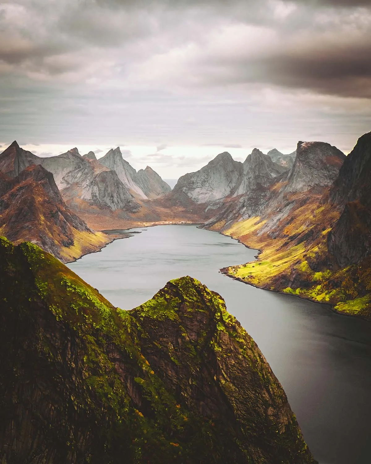 Le toit des Lofoten. Vue vertigineuse sur le village de Reine et ses pics acérés.