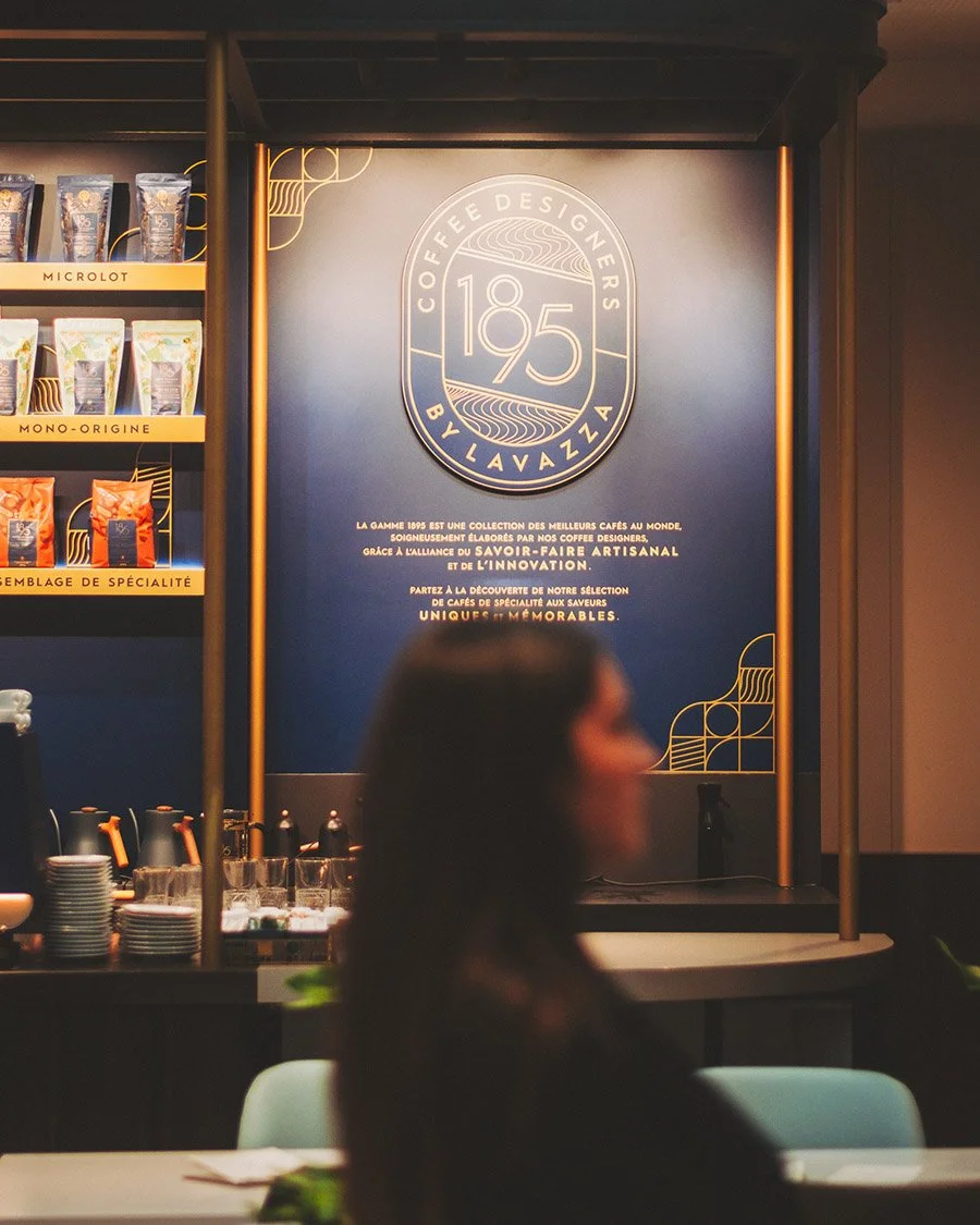 Mise en valeur du branding et de la scénographie d'un stand lors d'un salon professionnel. Photographie de détail pour les marques et les agences événementielles.