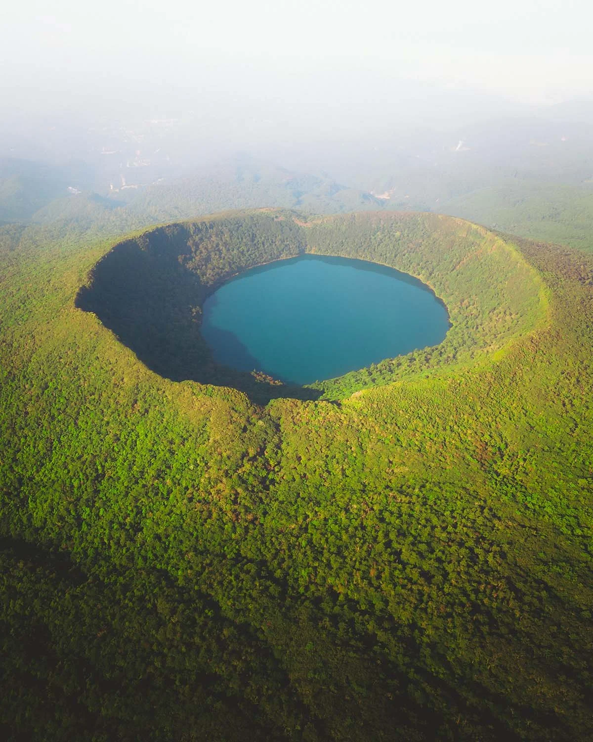 Vue aérienne impressionnante du lac de cratère volcanique Onamiike dans le parc national de Kirishima-Kinkowan. Nature sauvage de Kyushu capturée par drone.