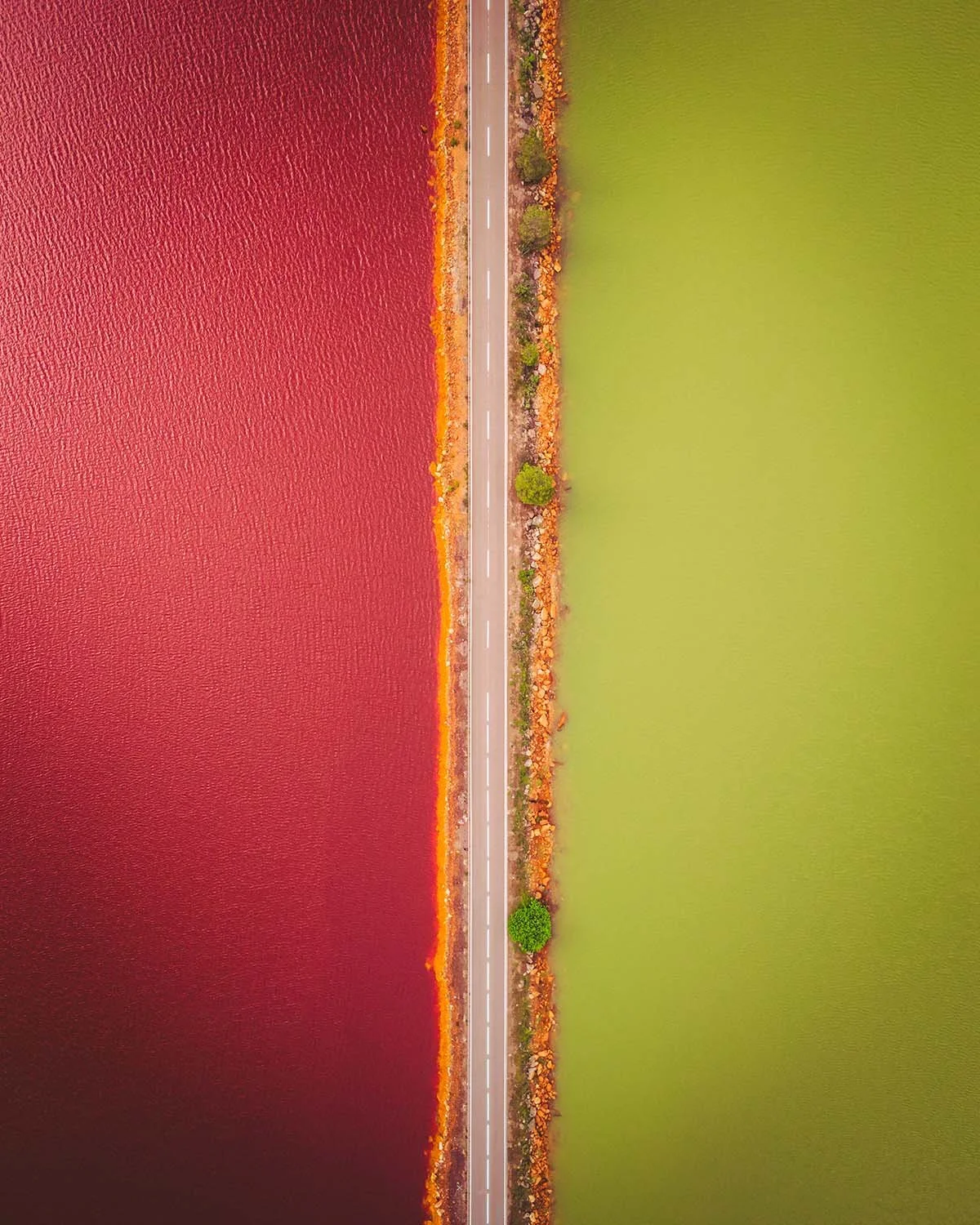 Vue zénithale (top-down) graphique d'une route traversant les paysages miniers rouges et ocre des mines de Rio Tinto en Andalousie. Une texture "martienne" capturée par Dimitri Weber.