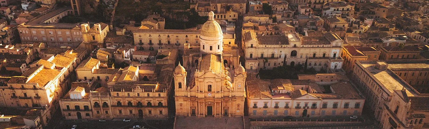 Ambiance "Art de vivre" en hôtellerie : mise en scène d'une bouteille de rosé et d'un dessert avec une belle lumière naturelle.