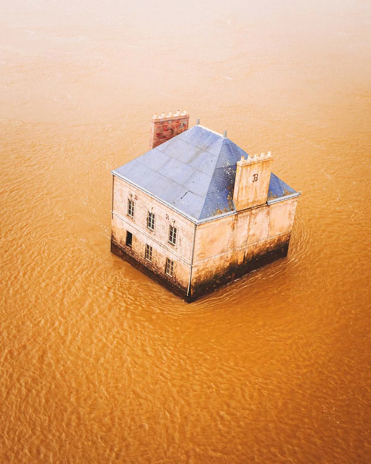 Vue aérienne drone de La Maison dans la Loire, œuvre d'art insolite de Jean-Luc Courcoult à Couëron près de Nantes. Installation architecture immergée sur le fleuve Loire, parcours artistique Estuaire, tourisme Loire-Atlantique et art contemporain en