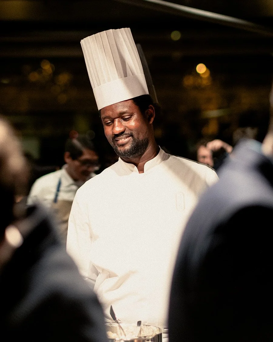 Portrait souriant d'un chef cuisinier lors d'un dîner de gala. Valorisation de la gastronomie et des prestataires traiteurs sur vos événements d'entreprise.