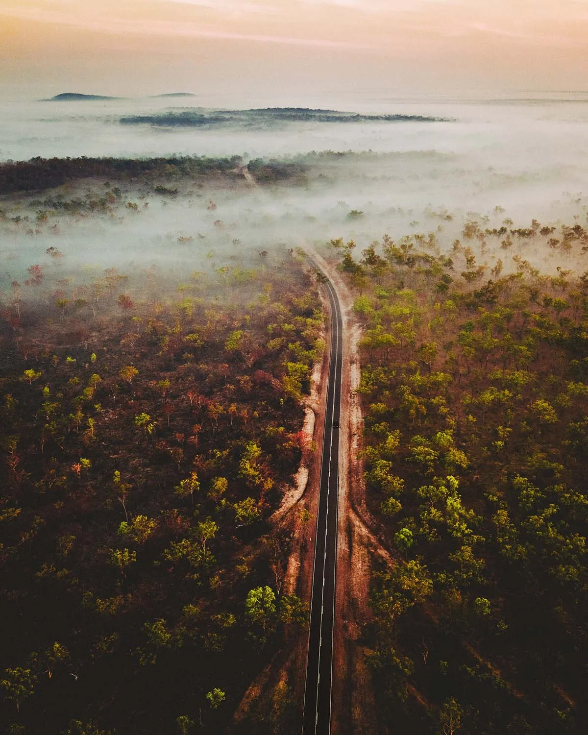 Droit dans la brume. Les lignes infinies des routes australiennes vues du ciel.