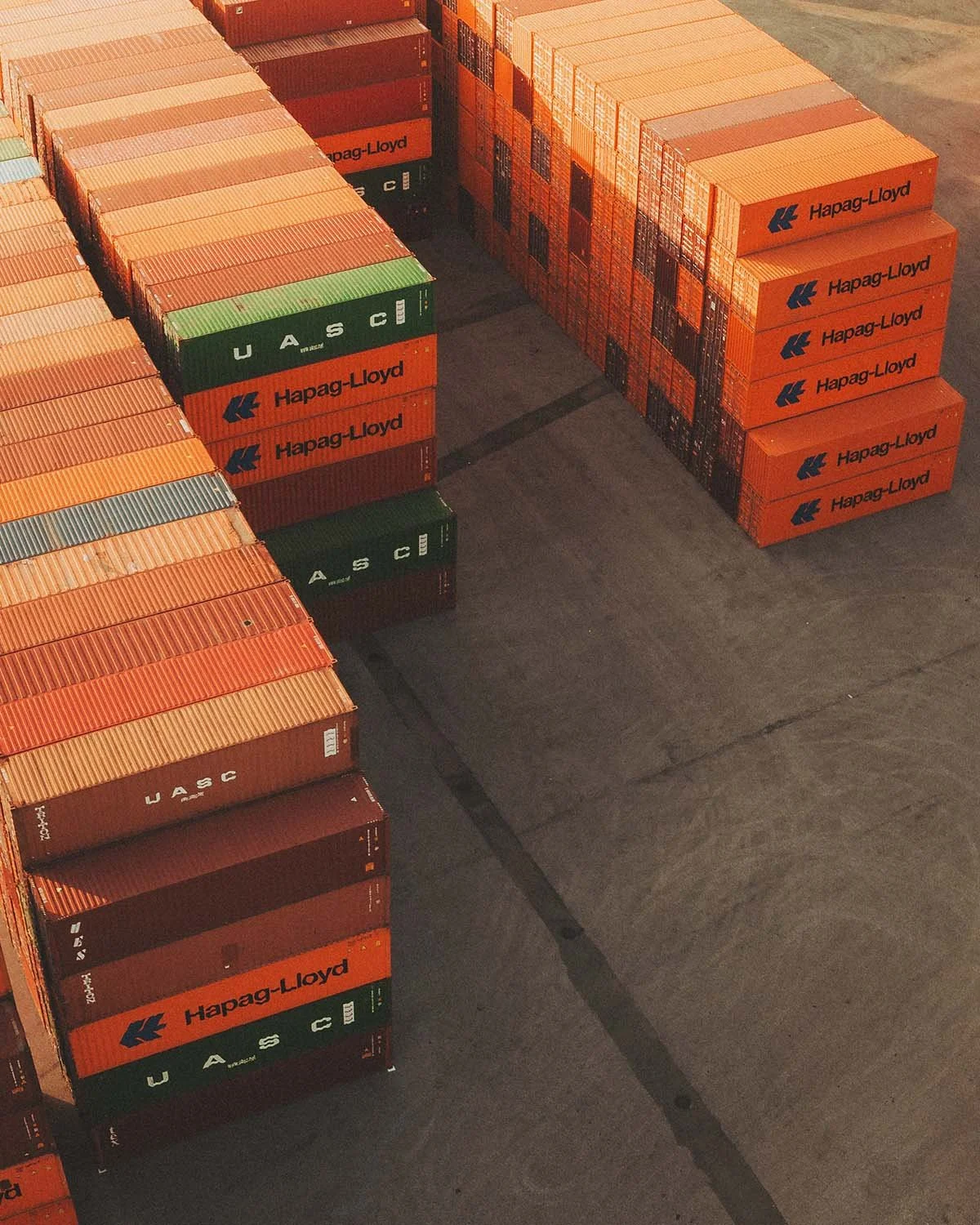 Tetris industriel. L'organisation millimétrée du commerce mondial vue d'en haut dans un port de commerce.