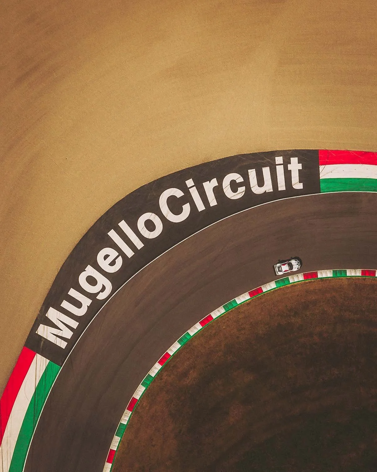 La courbe parfaite. Géométrie de la vitesse sur l'asphalte mythique du circuit du Mugello en Toscane.