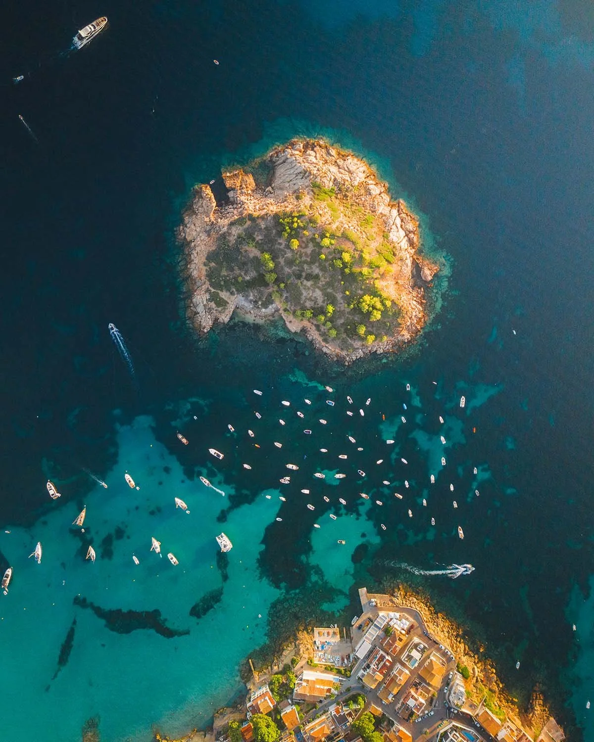 Panorama aérien du charmant village côtier de Sant Elm face à la mer Méditerranée turquoise. Vue par drone signée Dimitri Weber.