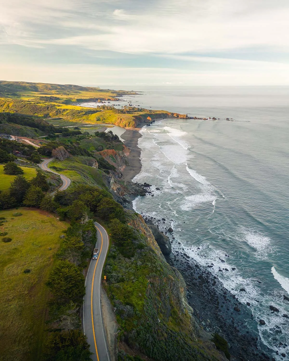 Roadtrip Highway 1 Pacific Coast Highway Big Sur côte californienne vue drone. Route sinueuse panoramique falaise océan Pacifique brouillard voyage Californie paysage côtier.