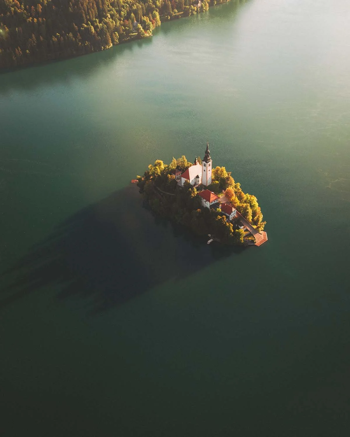 L'île des contes. L'église de l'Assomption semble flotter au milieu des eaux calmes du Lac Bled à l'aube.