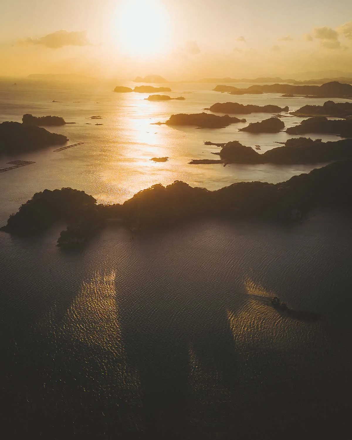 Panorama aérien doré des "99 îles" de Kujukushima à Sasebo lors du coucher de soleil. Paysage maritime du parc national de Saikai par le photographe Dimitri Weber.